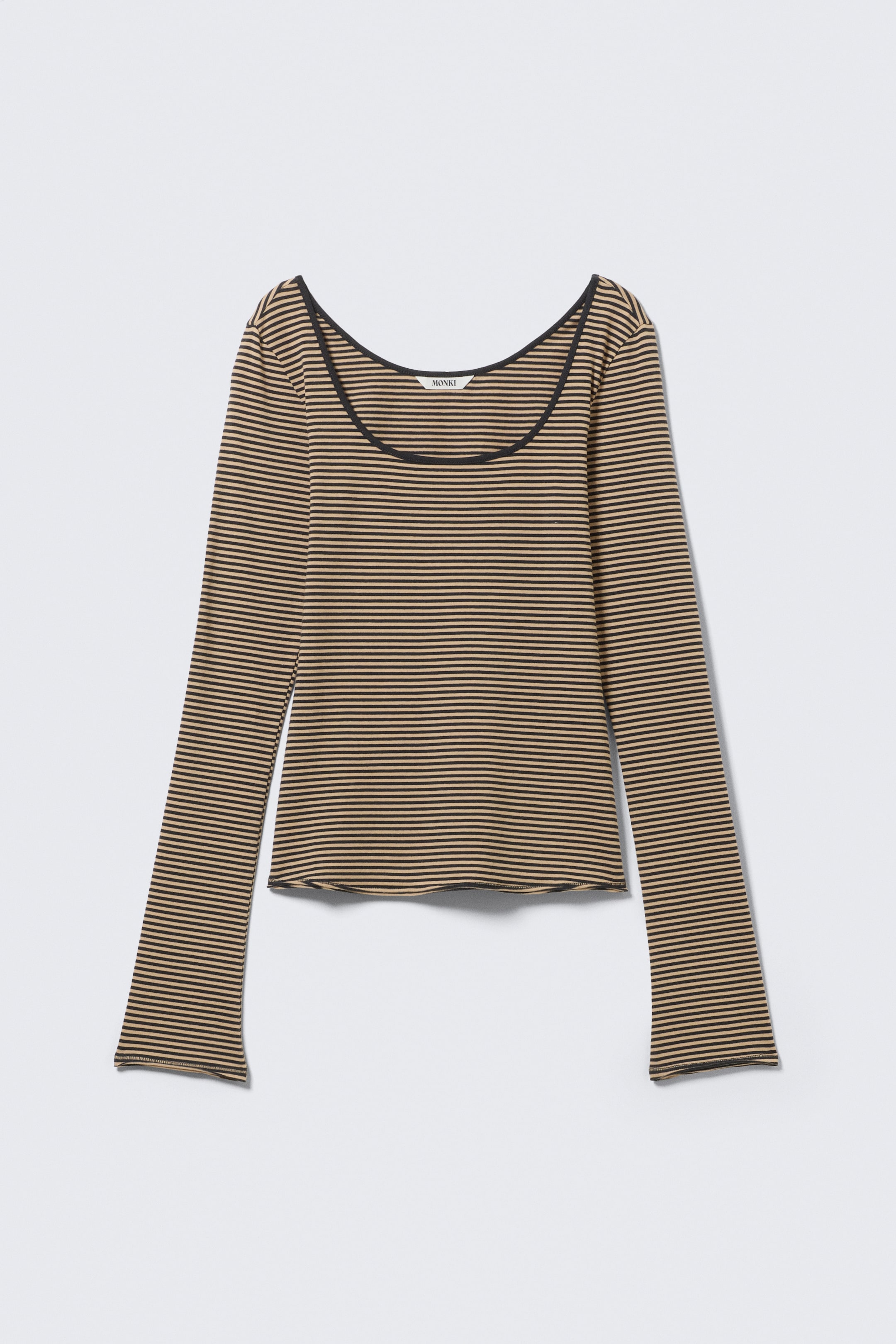 Visualizza l'immagine ingrandita: Il DAVANTI di un top a maniche lunghe mostra una silhouette snella con righe orizzontali beige e nere su un tessuto a maglia a coste. Presenta uno scollo a barchetta rifinito in nero e cuciture babylock sottili sull'orlo inferiore e sui polsini delle maniche.
