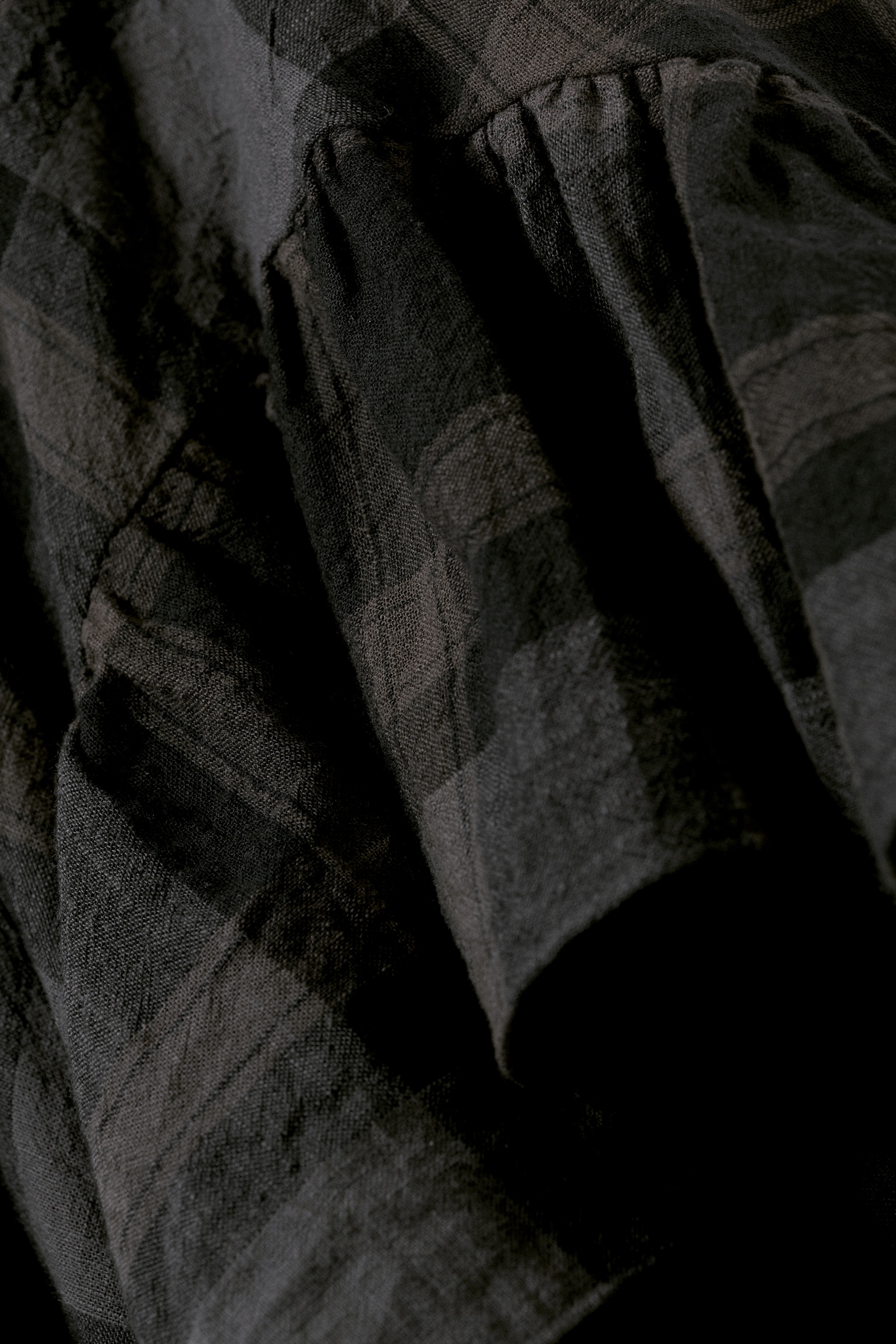 Ärmelloses asymmetrisches Maxikleid mit Rüschen - Dunkelgrau kariert - 6