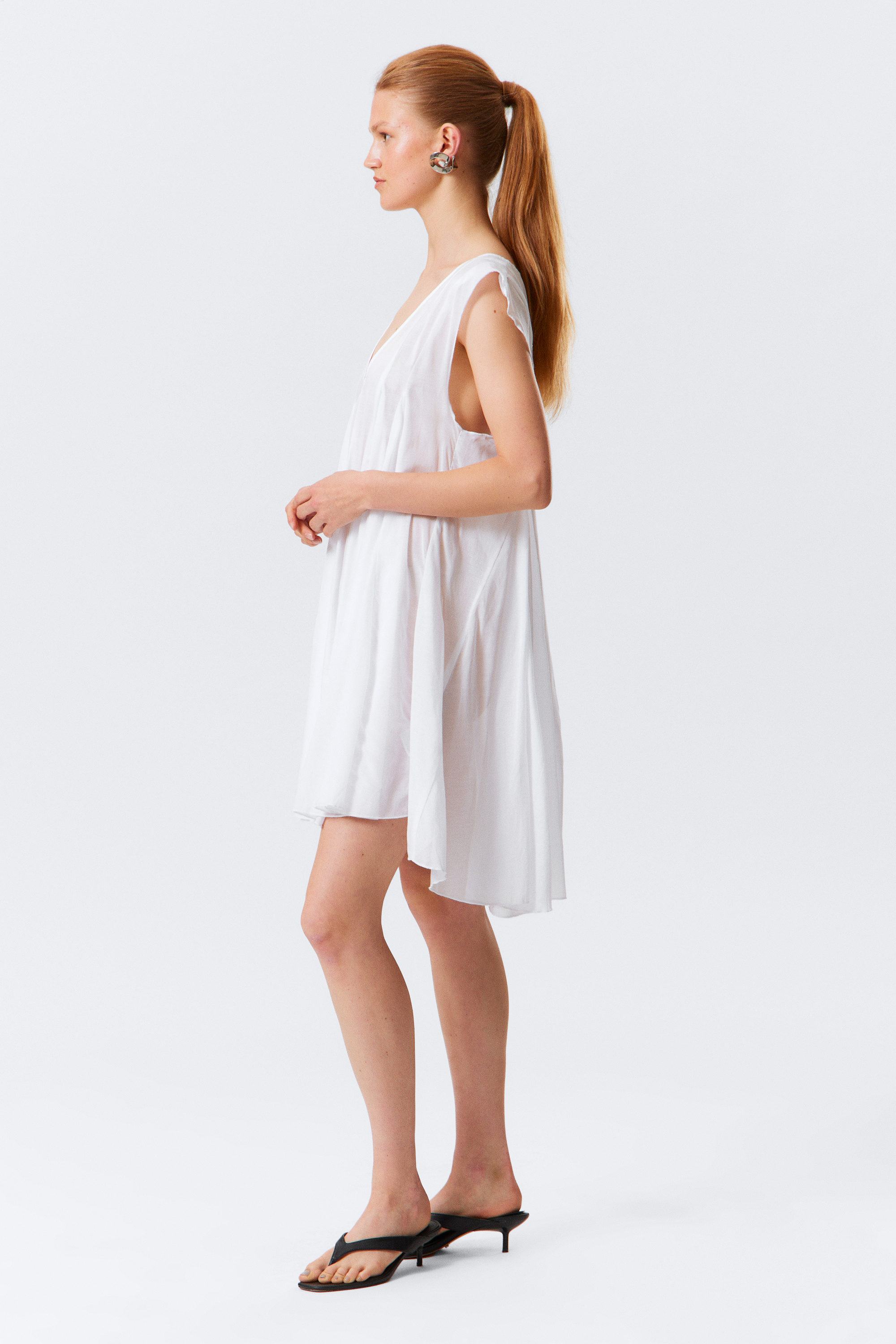 Weiß - Fließendes Minikleid mit V-Ausschnitt - 2