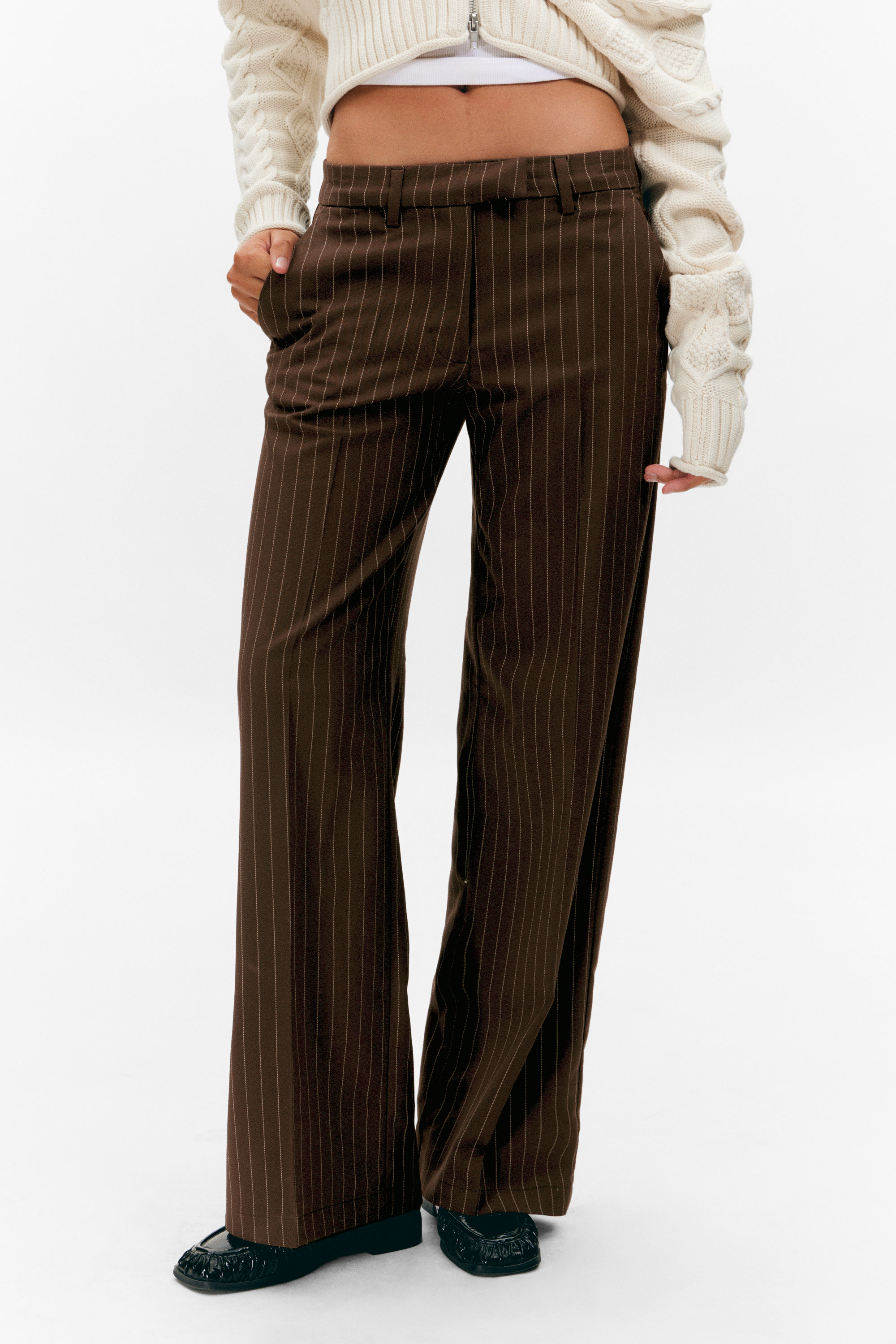 Brauner Nadelstreifen - Anzughose aus Twill mit niedrigem Bund - 2