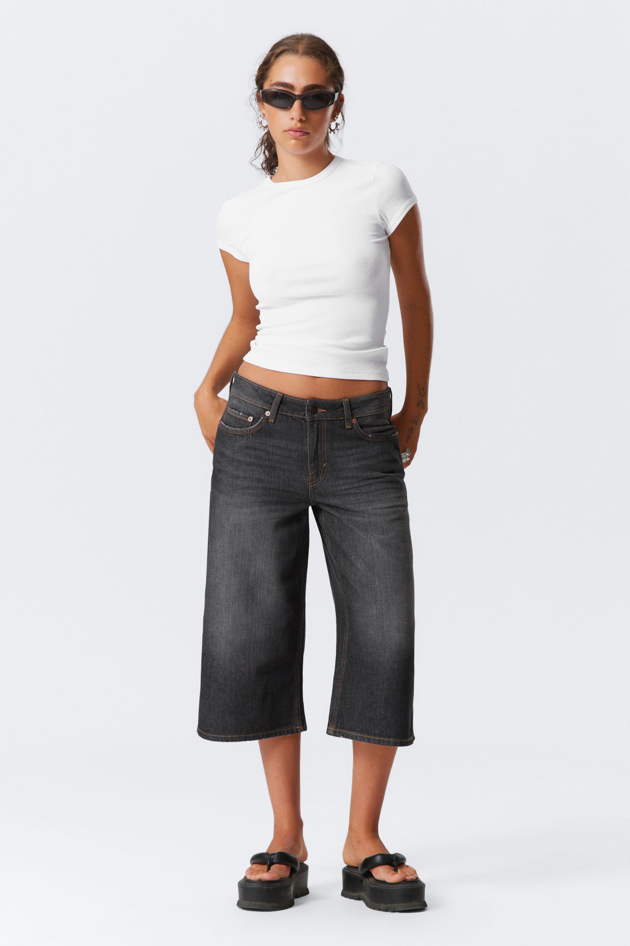 #303033 - Weite, lockere Jeans-Shorts mit niedrigem Bund - 1