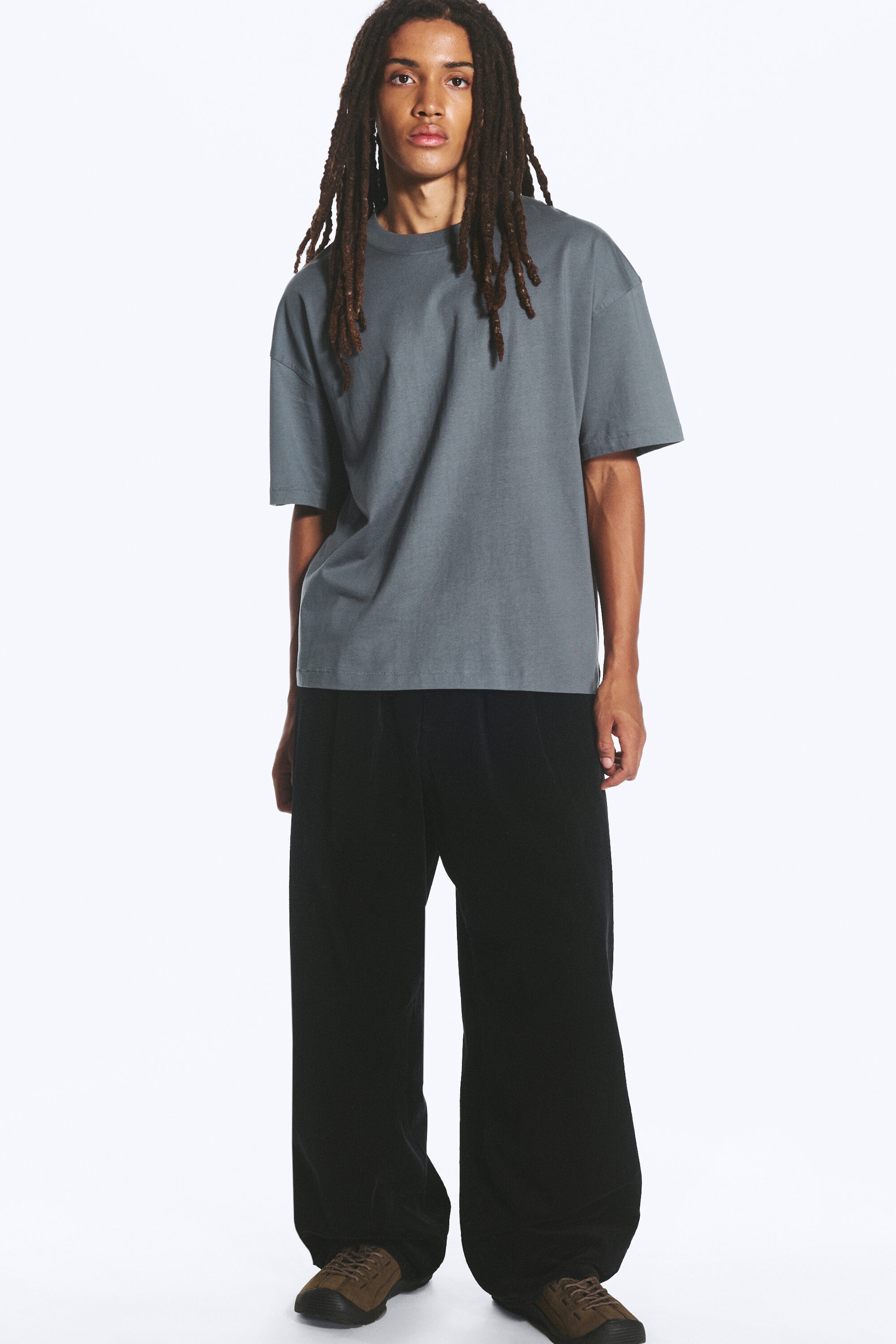 Dunkelgrau - Oversized T-Shirt im kastigen Fit - 1