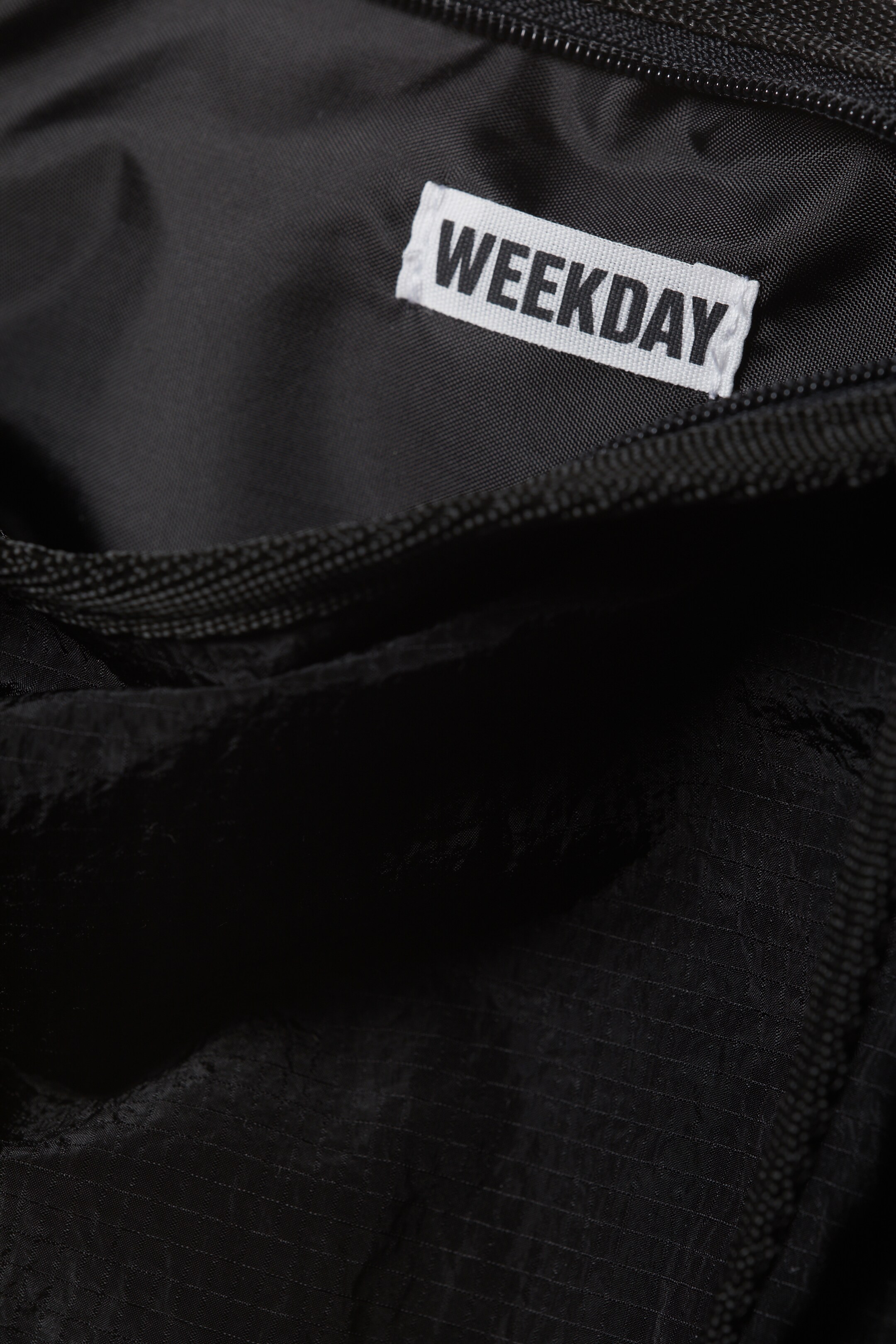 Größeres Bild ansehen: Leichte, verstellbare Umhängetasche aus Nylon - Schwarz - Ladies | H&M DE 2