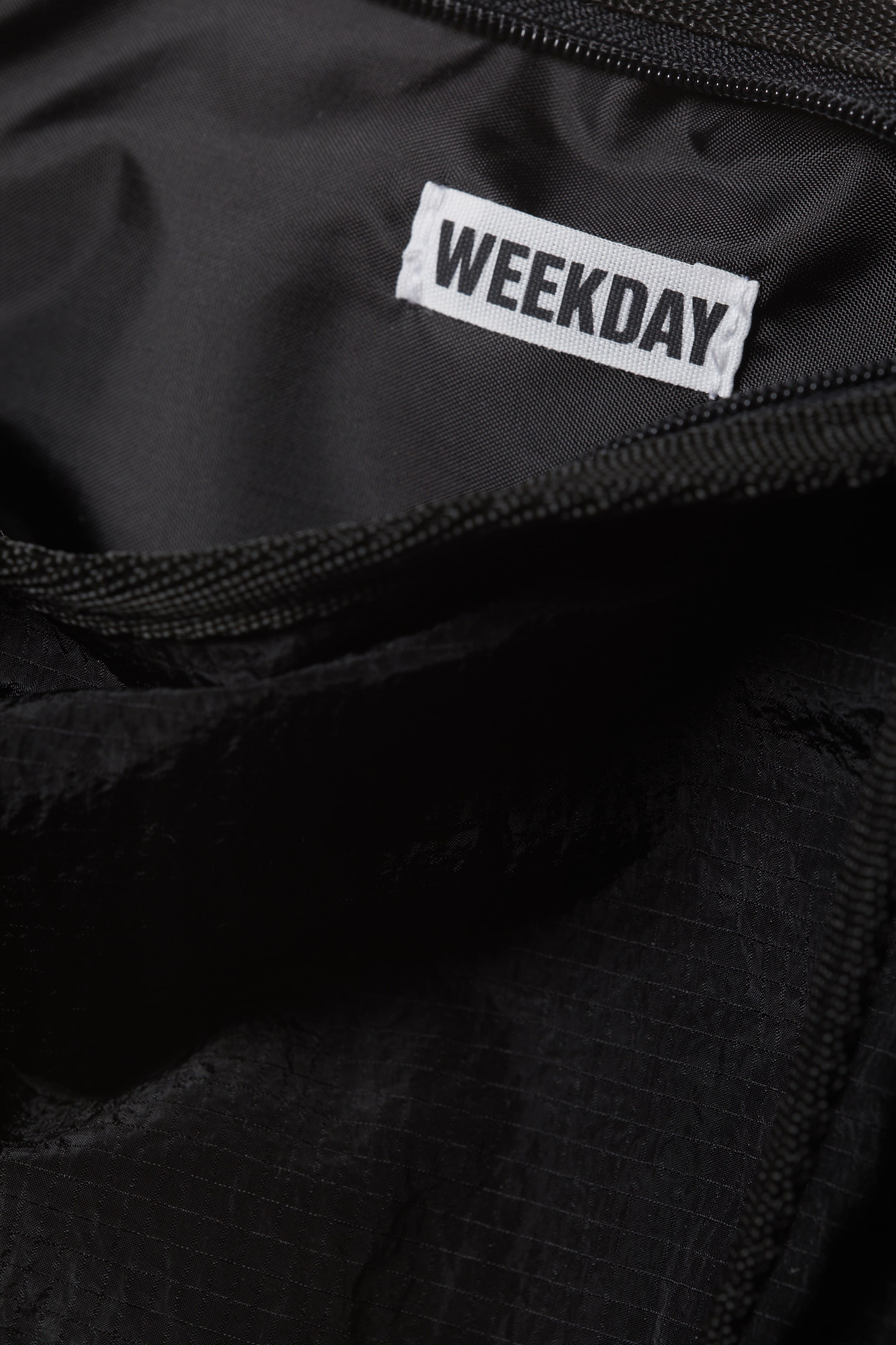 Visa större bild: Lätt justerbar crossbody-väska i nylon - Svart - DAM | H&M SE 2