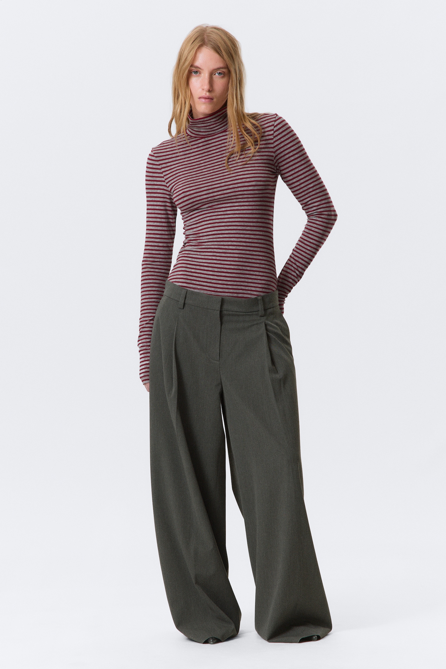 Fitted Striped Turtleneck Top - Grey & Red Stripes - 3