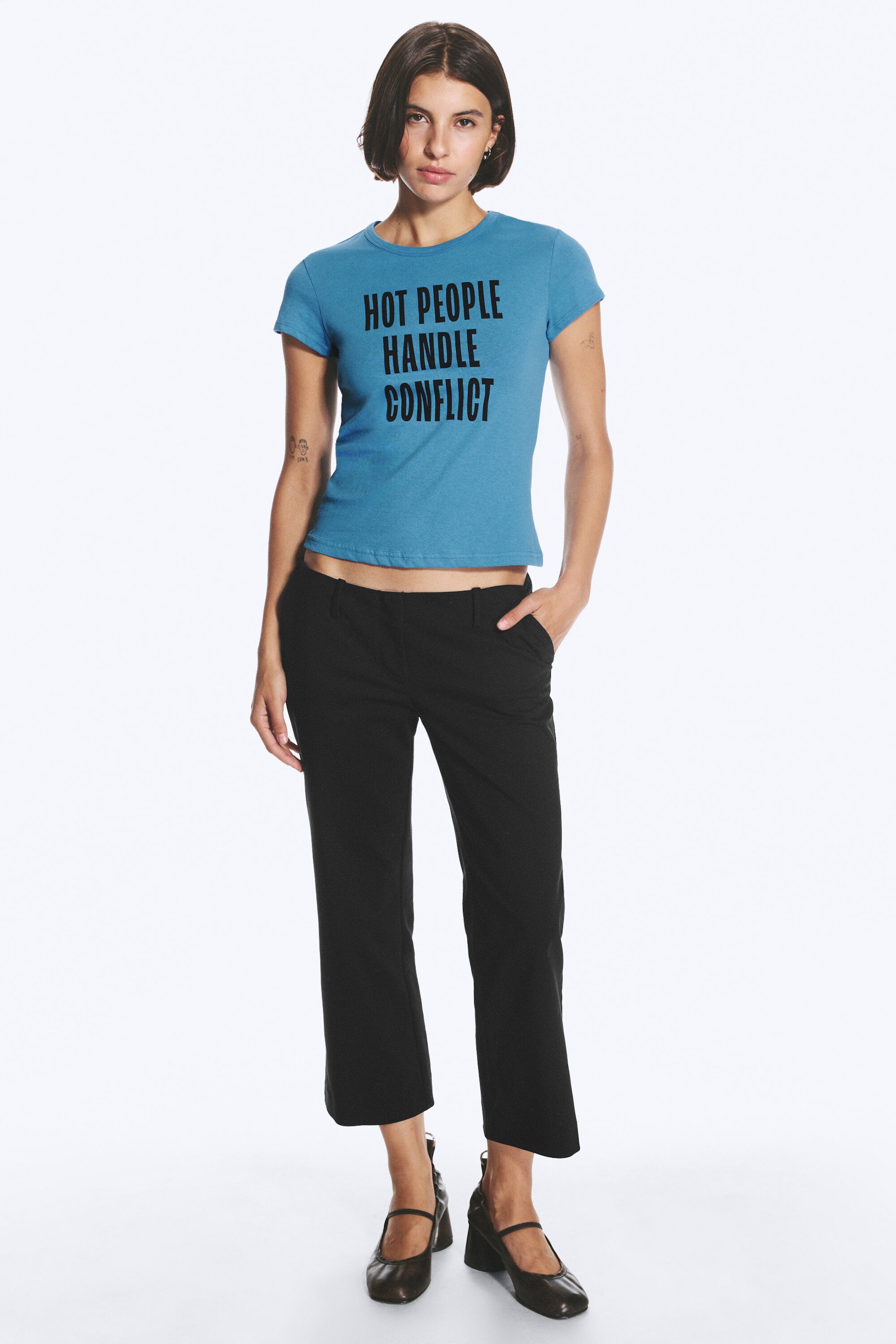 Blue - Boxy T-Shirt mit Print und kurzen Ärmeln - 1