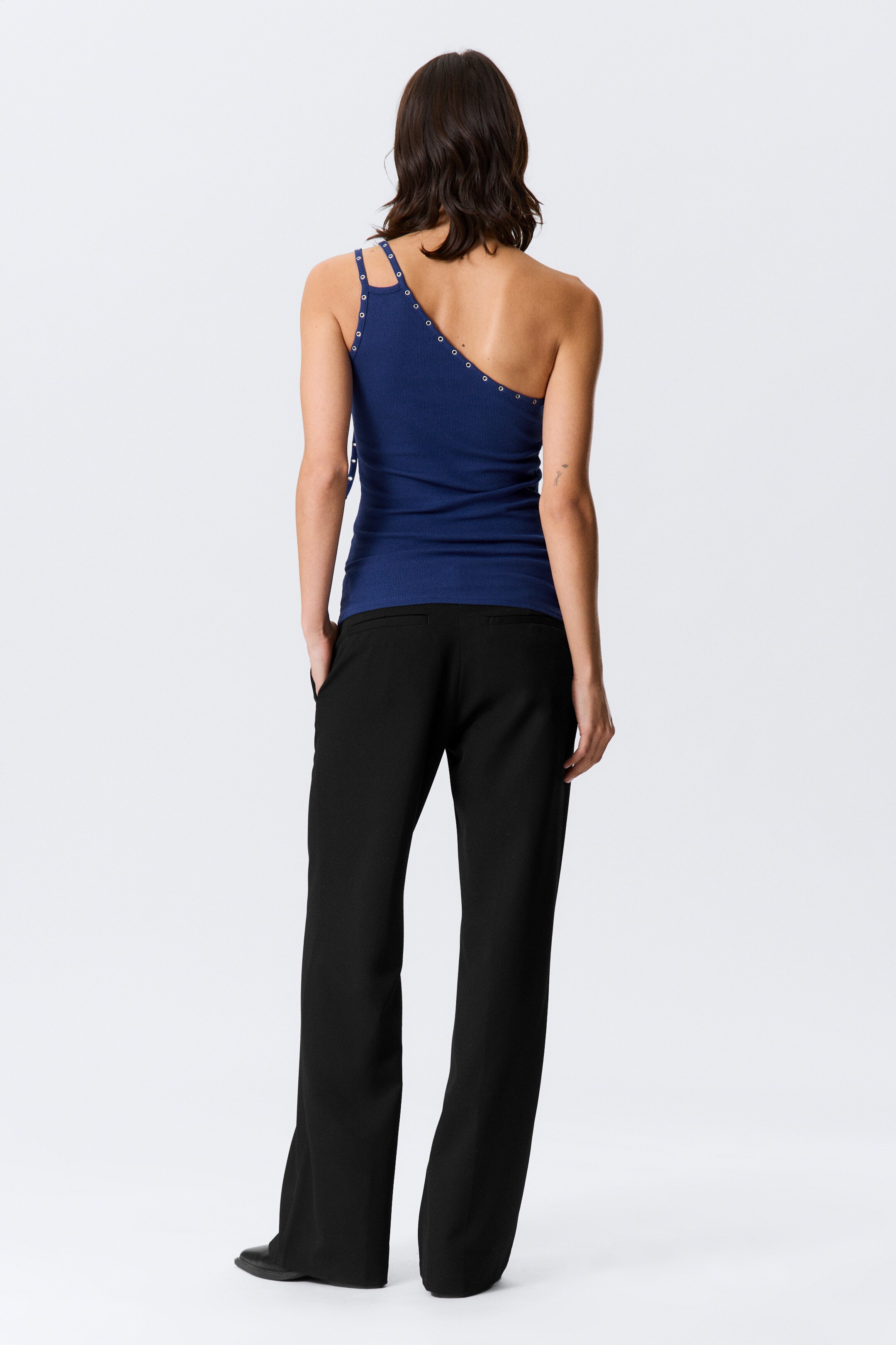 Näytä suurempi kuva: Asymmetrinen hihaton paita, jossa metallirenkaat - Kirkkaansininen - NAISET | H&M FI 3