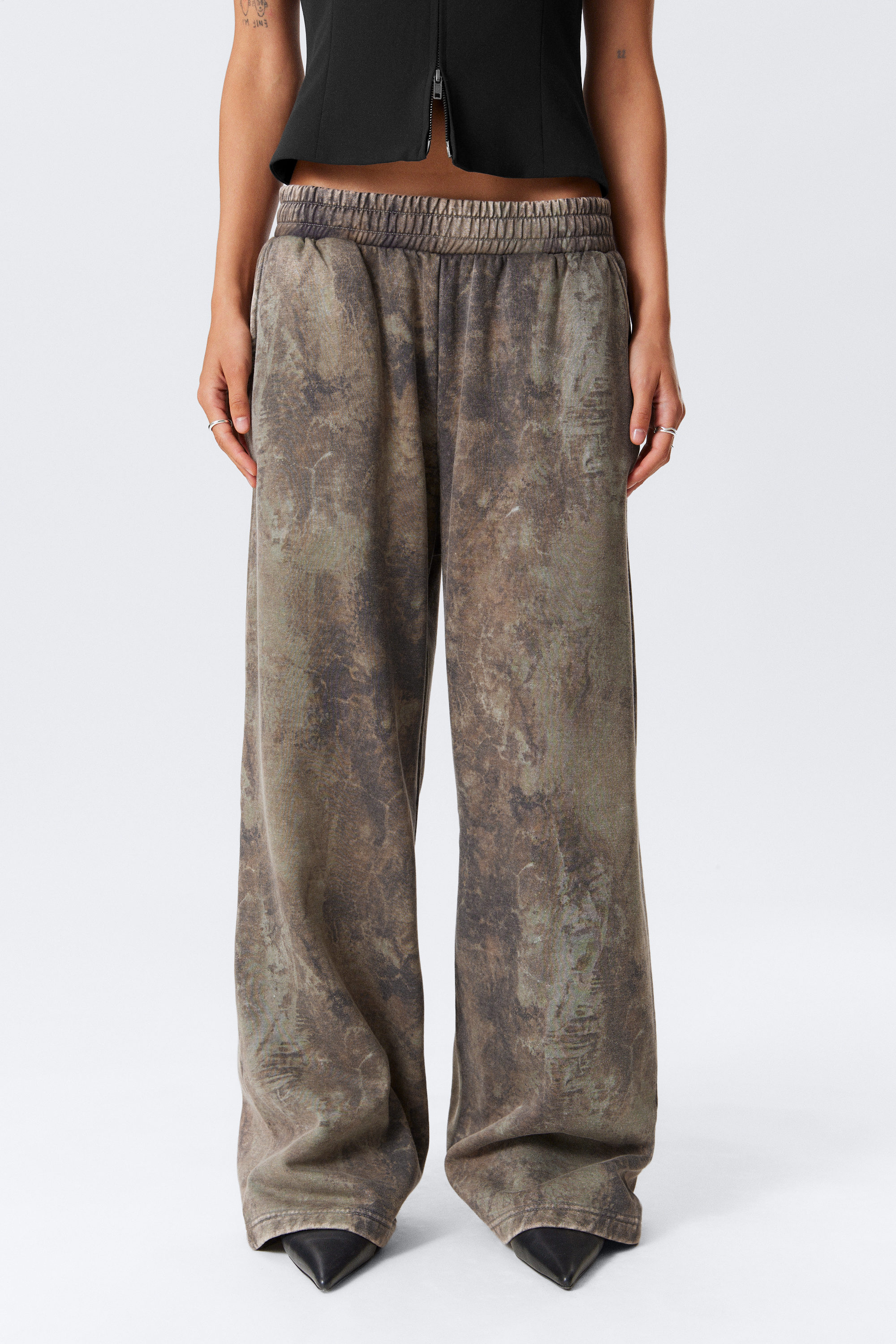 Khaki Green - Textured Forest - Loose Fit Printed Sweatpants - 2