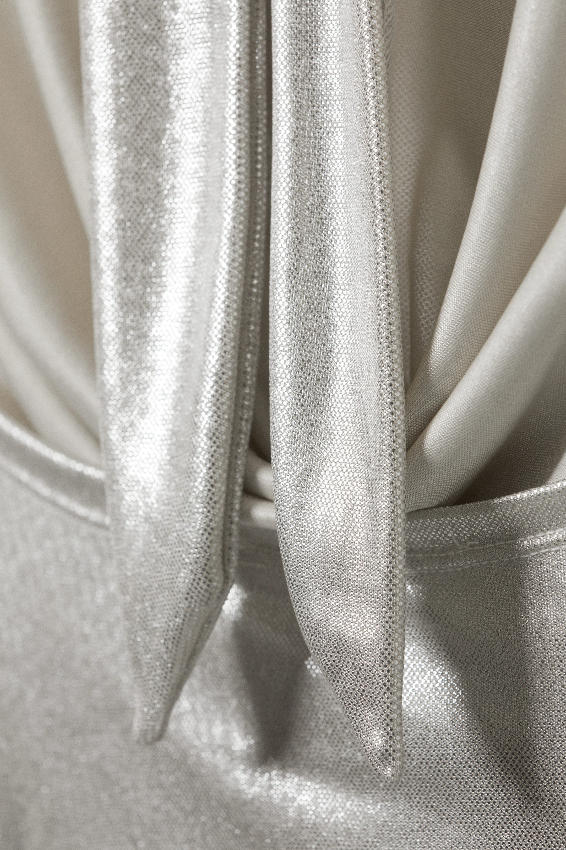 Glänzendes Beige - Neckholder-Top mit Wasserfall-Drapierung - 2