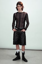 Schwarz - Figurbetontes Langarmshirt in Tear-Knit-Optik - 1