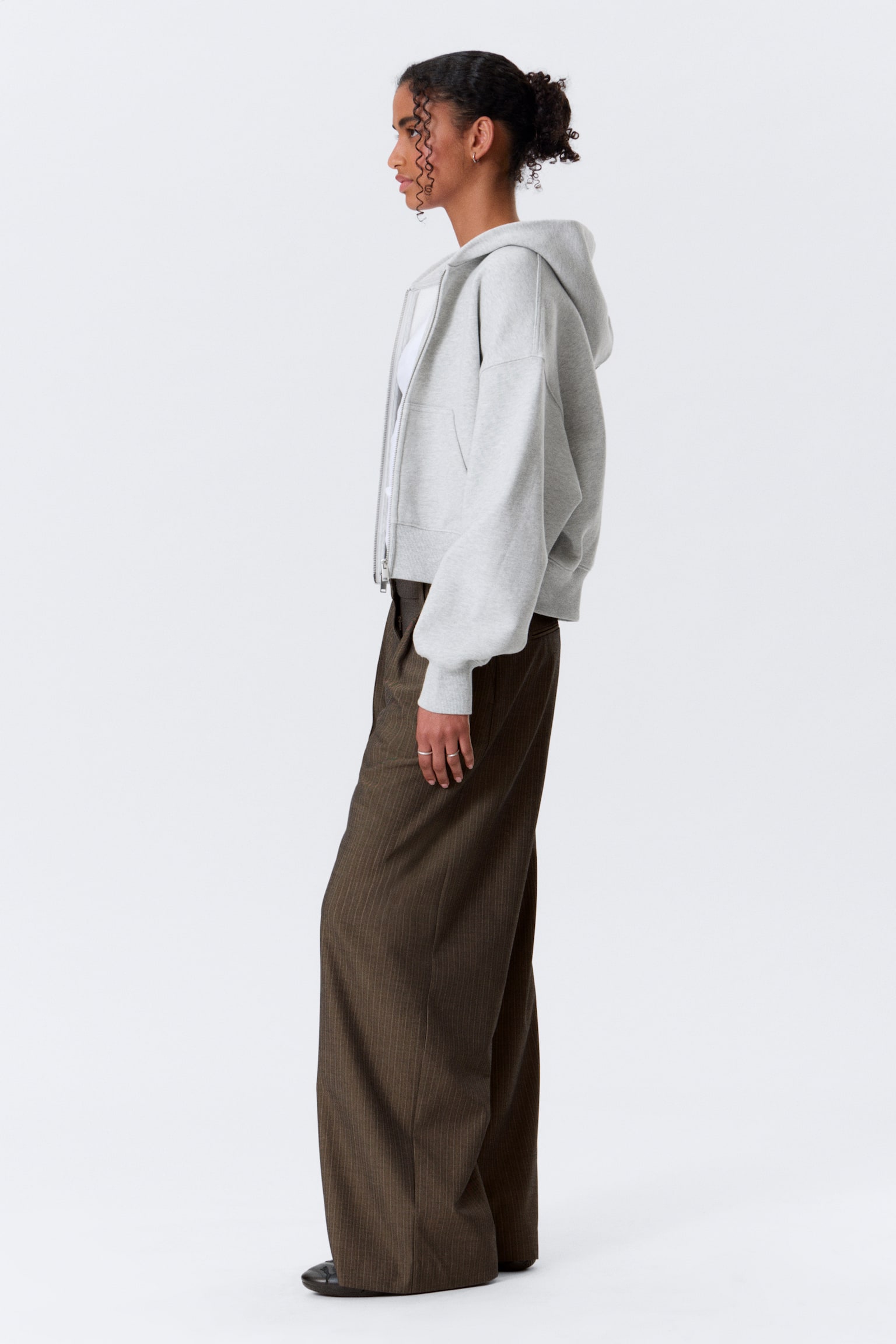 Weite Anzughose mit niedriger Taille - Graubraun - Nadelstreifen/Schwarz/Dunkelgrau/Grau meliert mit Nadelstreifen - 4