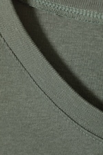 Dusty Khaki - T-Shirt in 90er-Passform Lean - 1