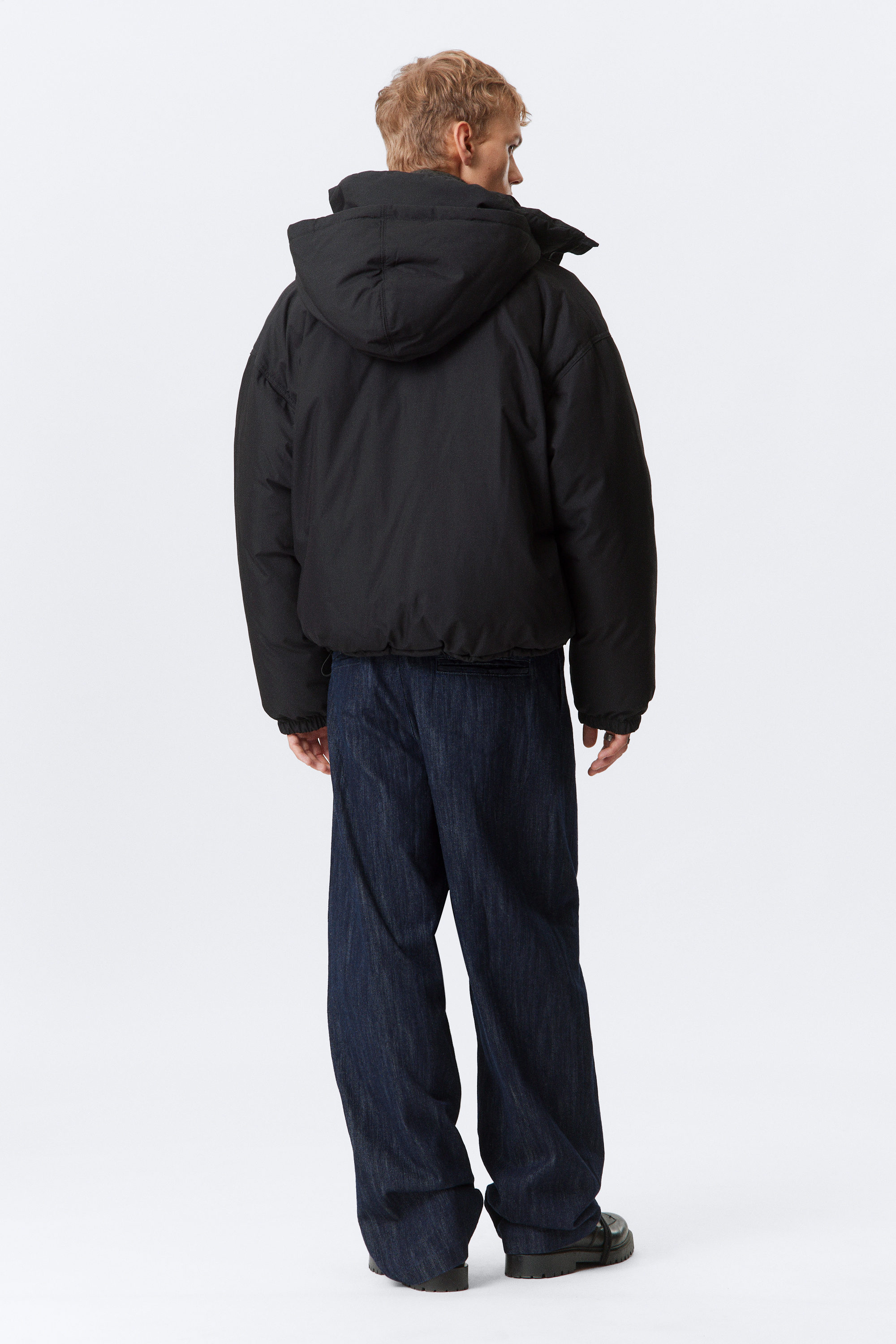 Schwarz - Gefütterte Daunenjacke mit Kapuze - 8