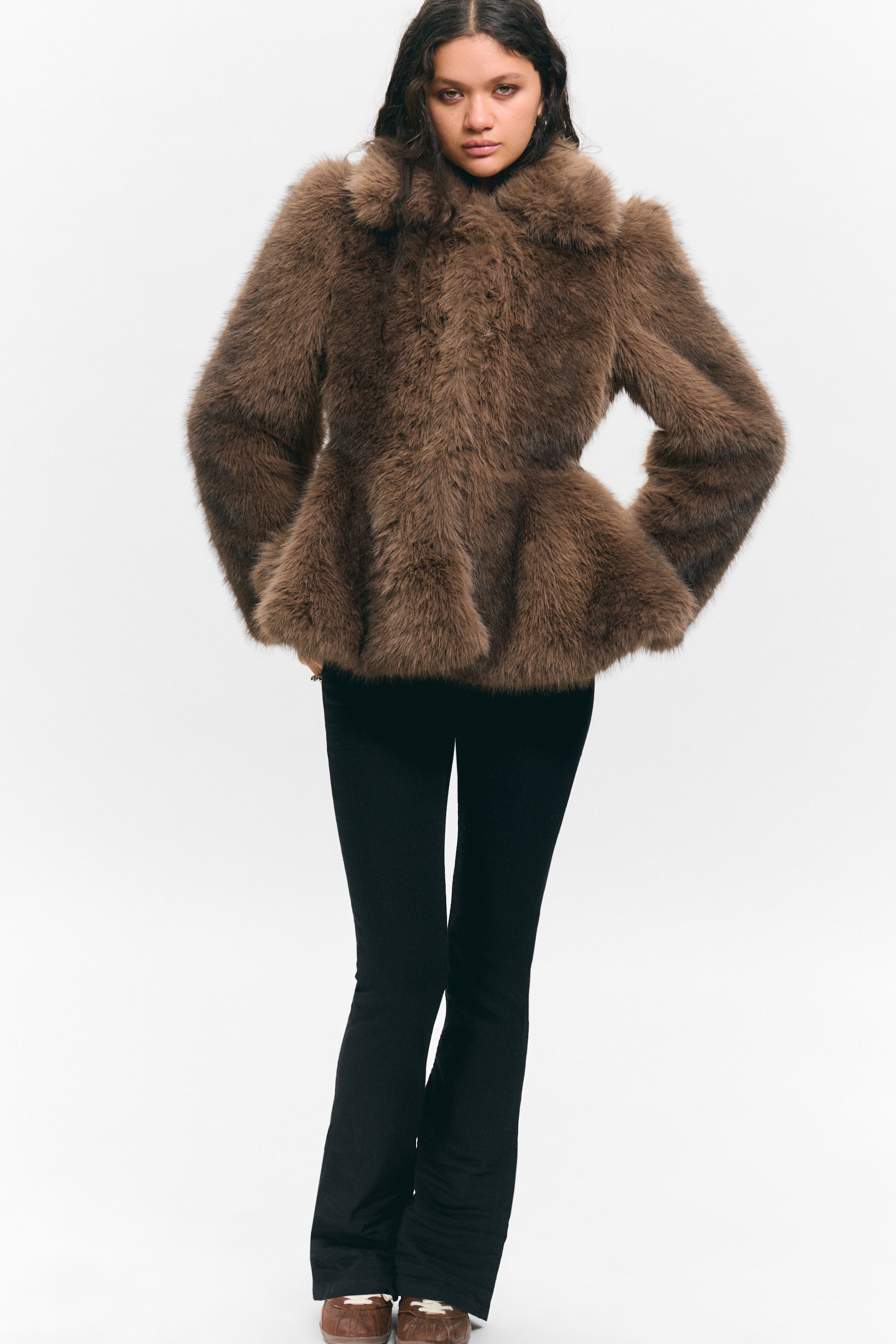 Braun - Schößchenjacke aus Kunstpelz - 1