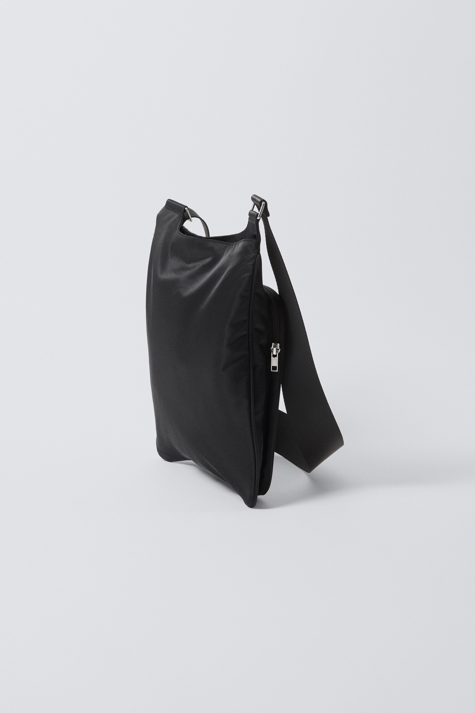 Sportig nylon-crossbodyväska med passpoal - Svart - 4