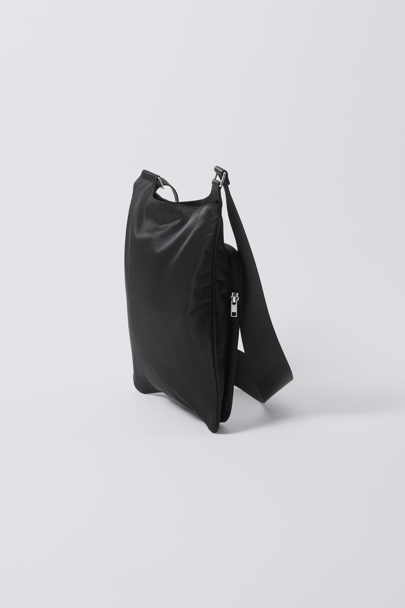 Sportos csíkozott nylon crossbody táska - Fekete