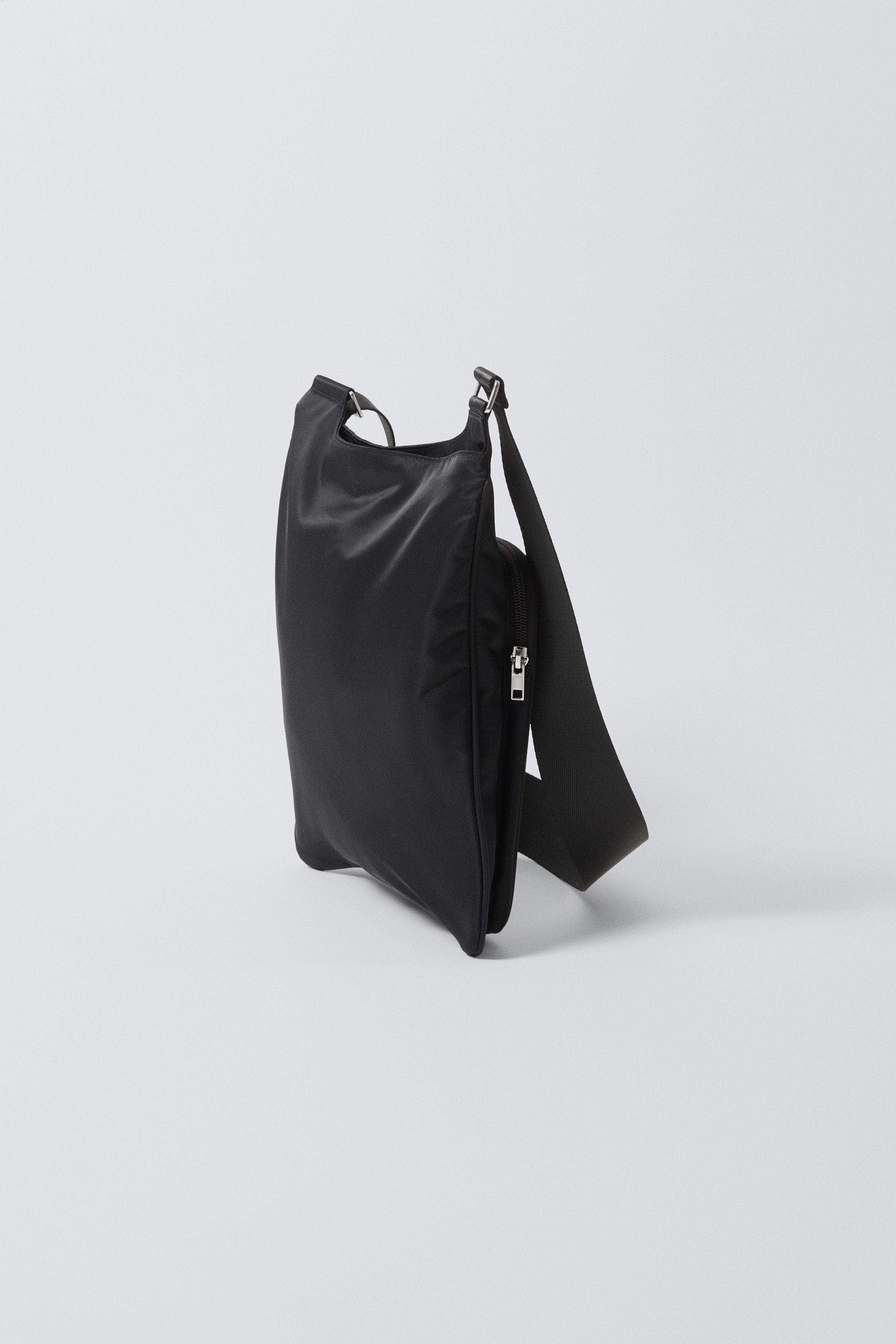 Grösseres Bild ansehen: Sportliche Crossbody-Bag aus Nylon mit Paspeln - Schwarz - DAMEN | H&M CH 2