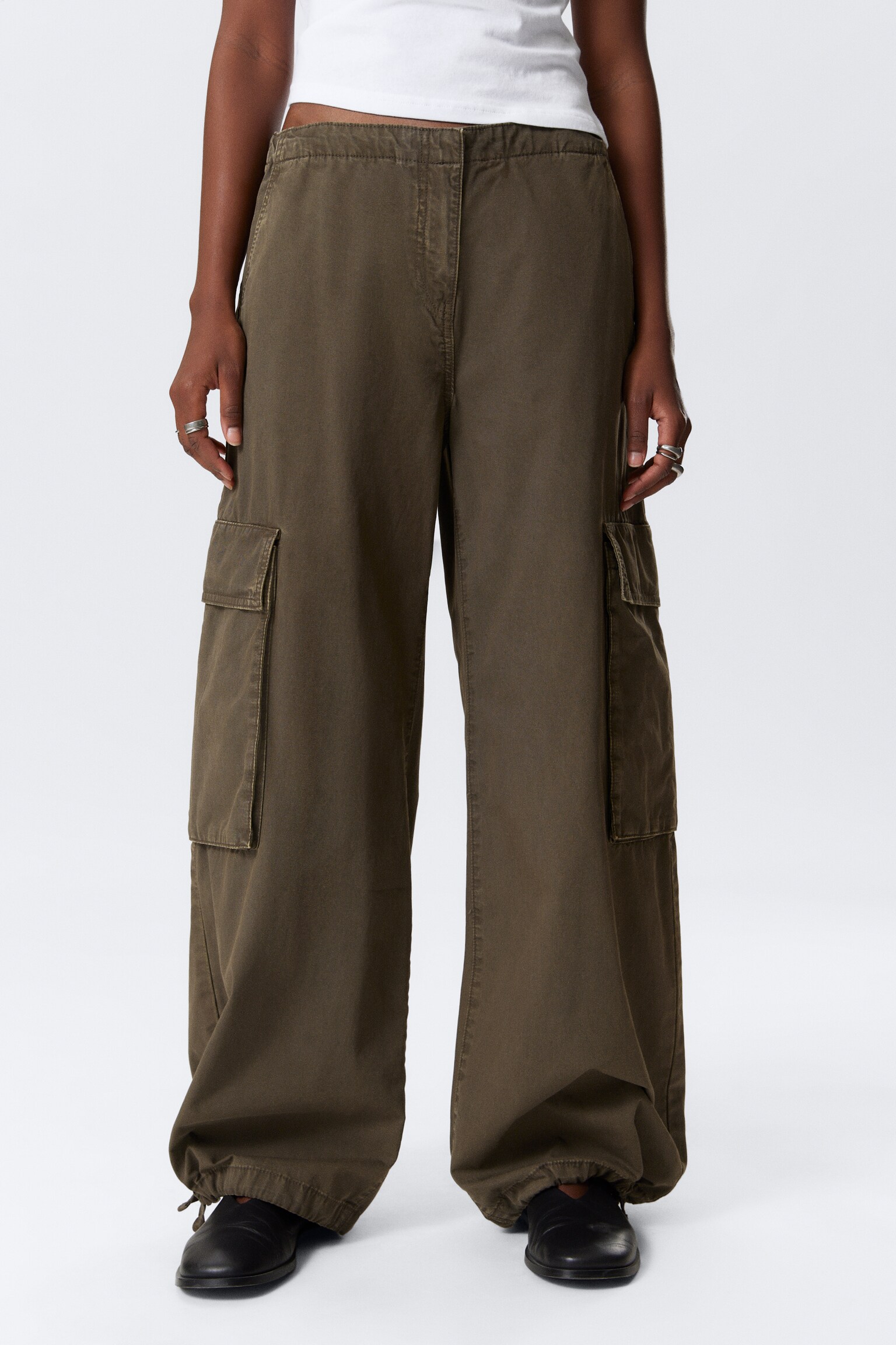 Låga cargobyxor med vida ben - Mörk Khaki/Mörkgrå - 4