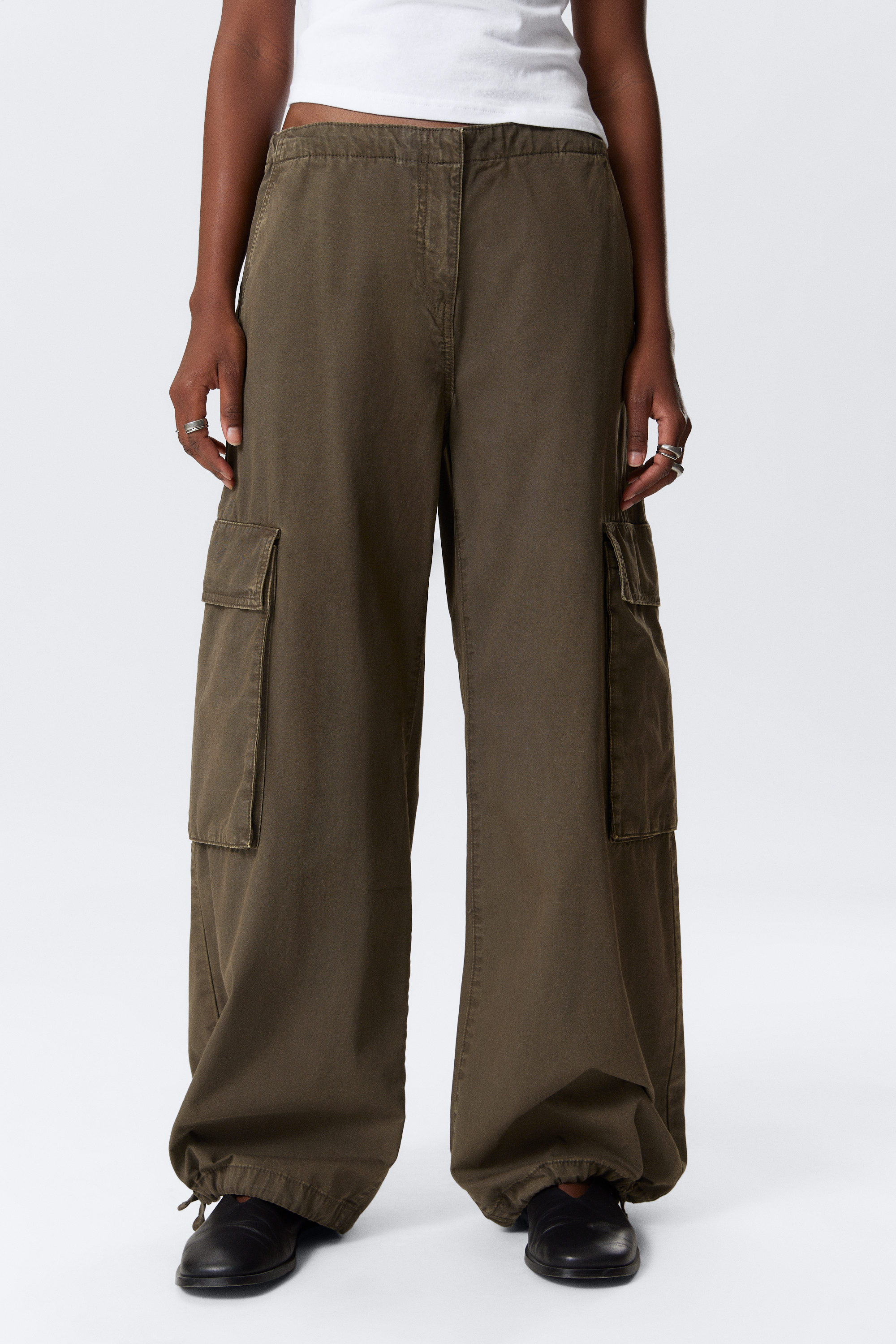 Dunkles Khaki - Cargohose mit niedrigem Bund und weitem Bein - 2
