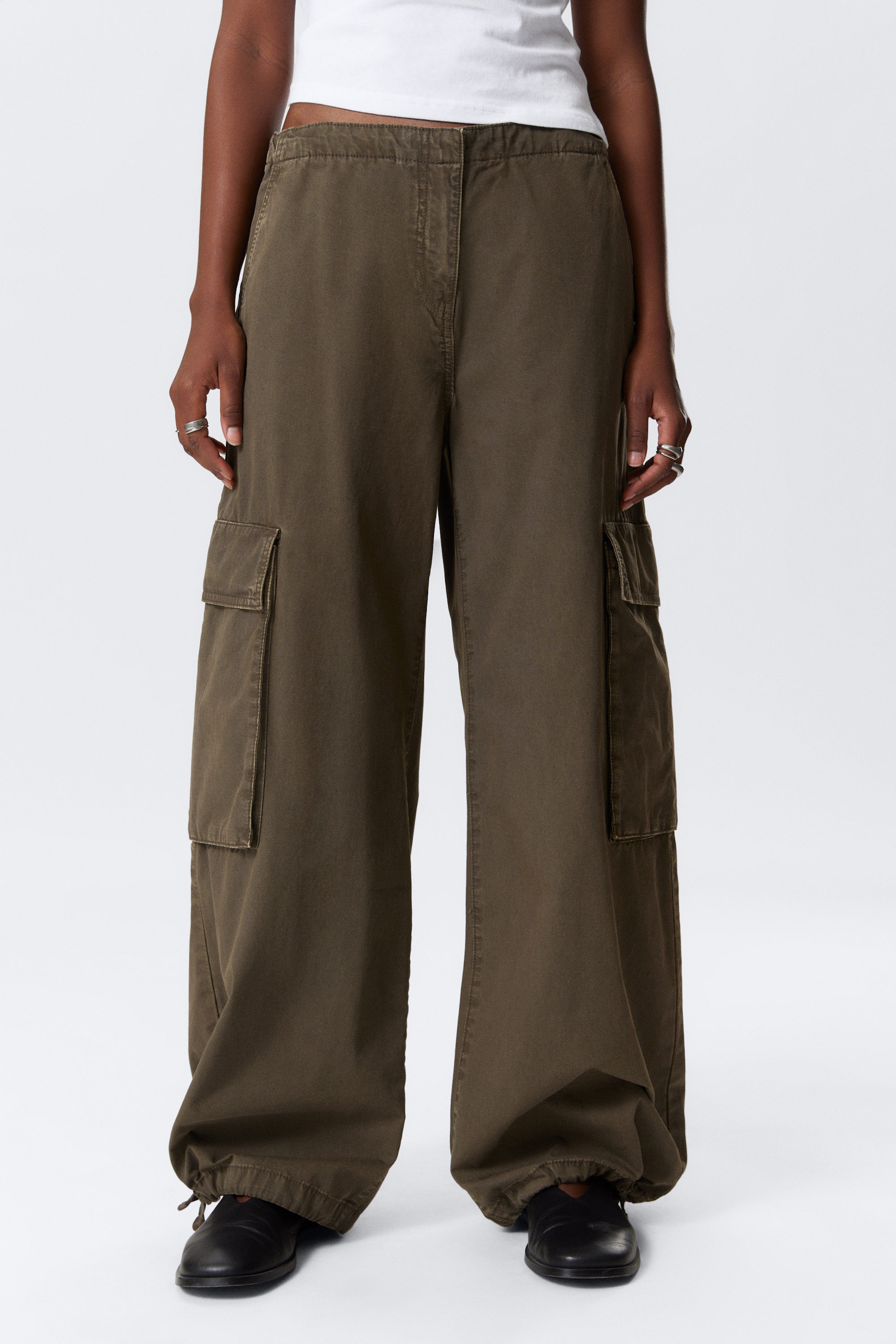 Donker kaki - Cargobroek met lage taille en wijde pijpen - 2