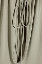 Staubiges Khakigrün - Ärmelloses Neckholder-Top mit Raffungen - 6