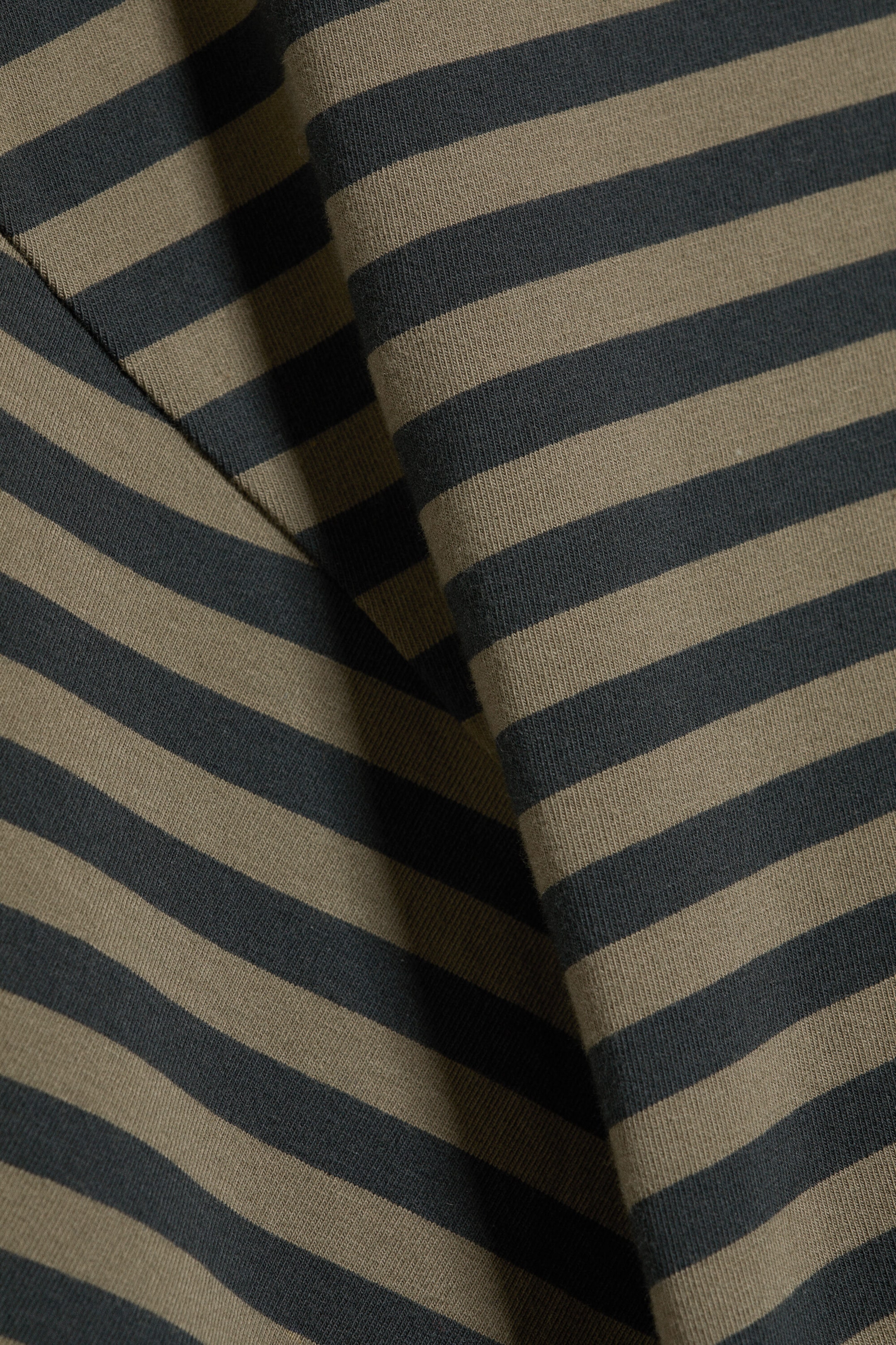 Dunkelgrau gestreift - DRAPIERTES, ENG ANLIEGENDES T-SHIRT - 1