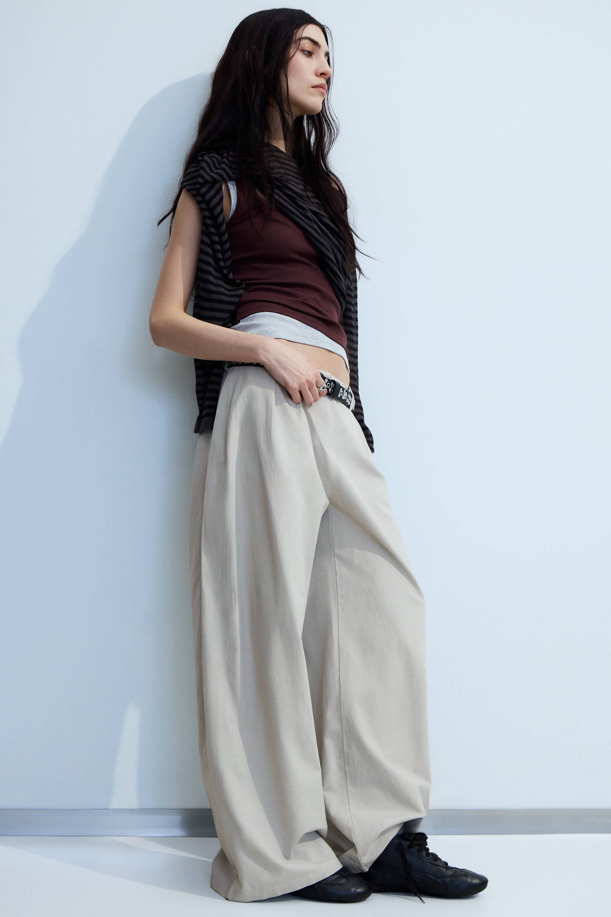 LOW RISE WIDE LEG PLEATED TROUSERS