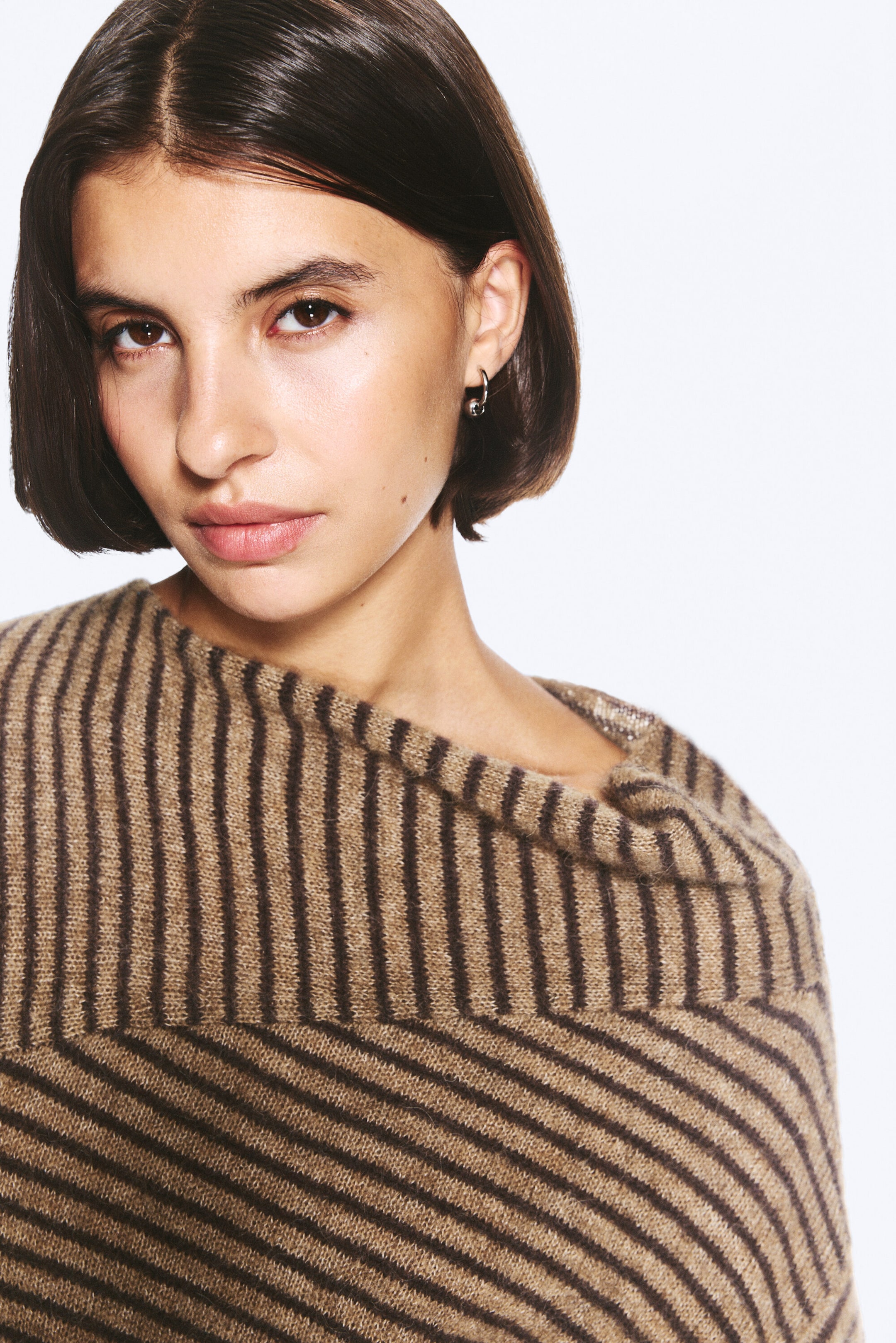 Randig Brun - Jumper med asymmetrisk halsringning - 2
