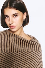 Randig Brun - Jumper med asymmetrisk halsringning - 2