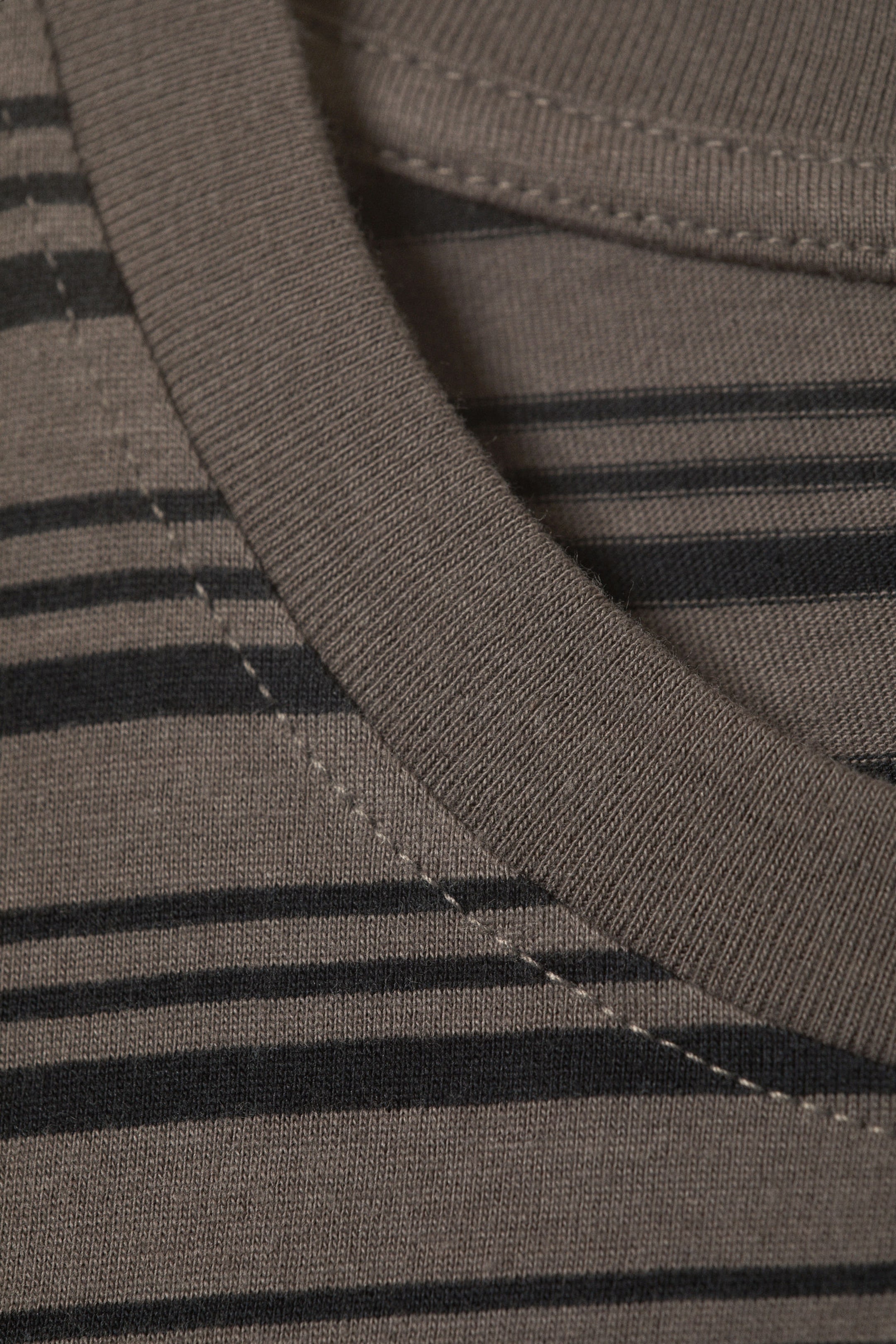 Dunkelbraun gestreift - Gestreiftes Longsleeve mit Boxy Fit - 4