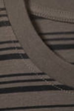 Dunkelbraun gestreift - Gestreiftes Longsleeve mit Boxy Fit - 4