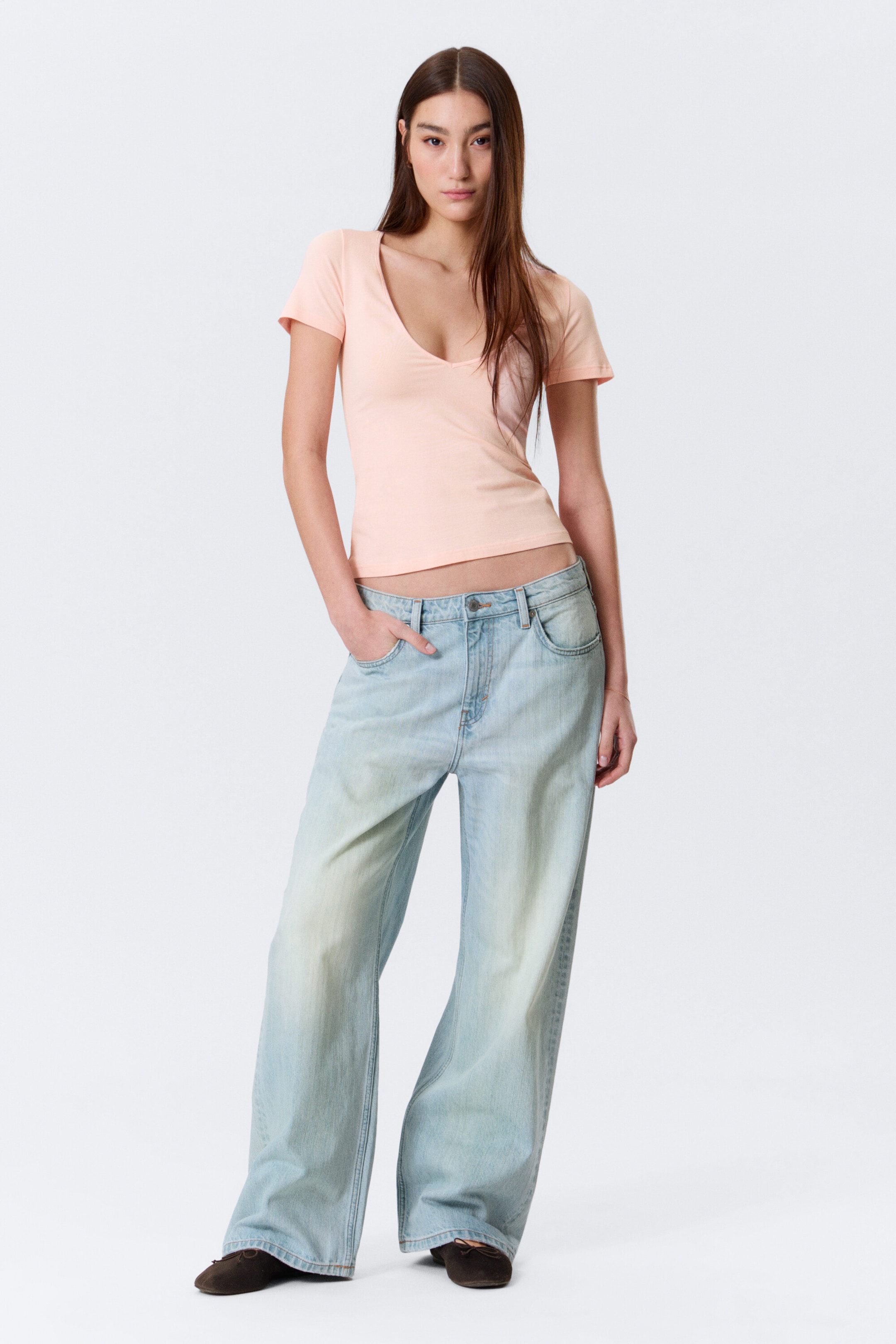 Altrosa - Schmales T-Shirt mit tiefem V-Ausschnitt - 2