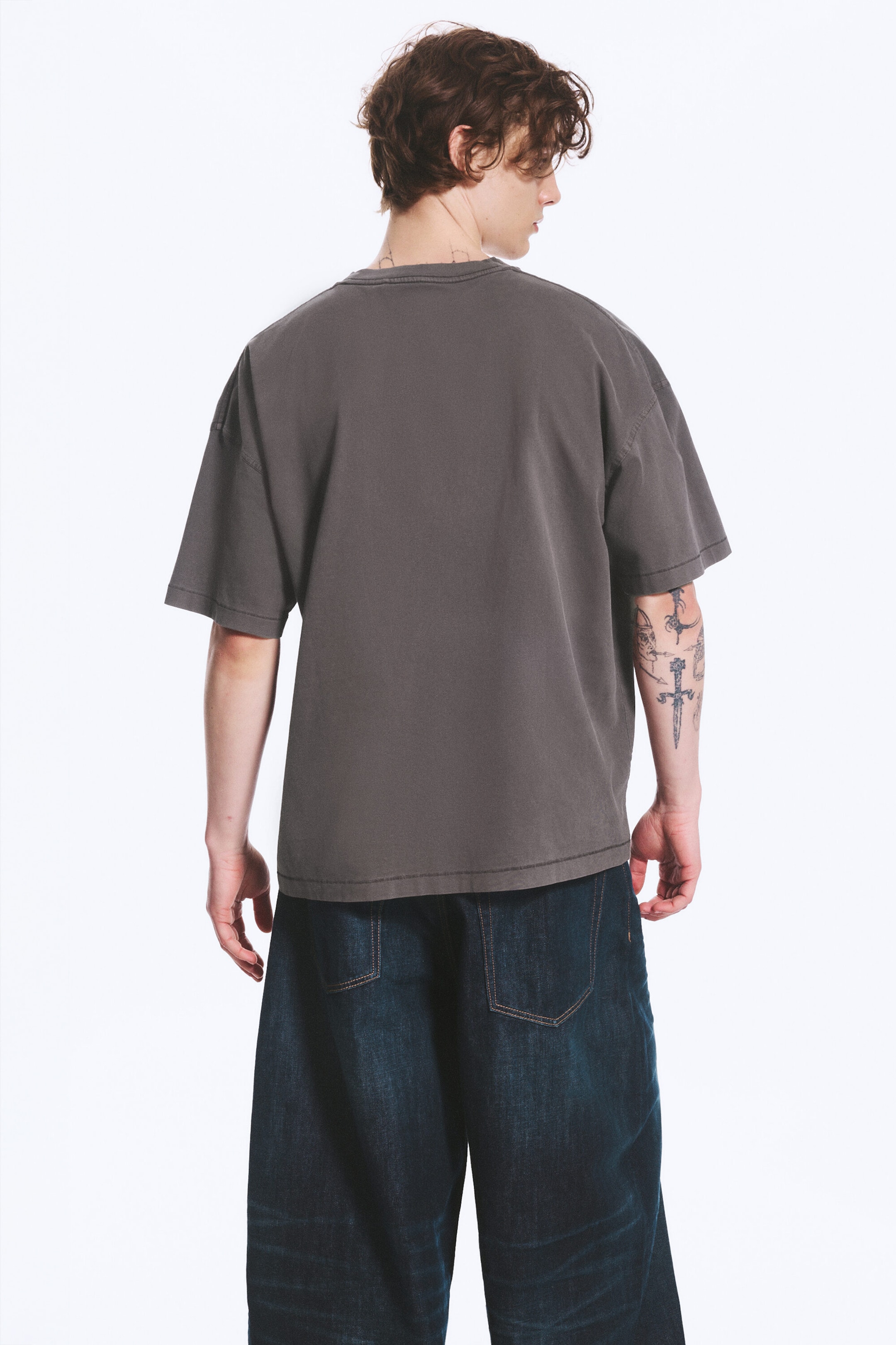 Ausgewaschenes Dunkelbraun - Oversized T-Shirt im kastigen Fit - 3