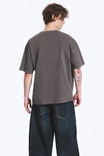 Ausgewaschenes Dunkelbraun - Oversized T-Shirt im kastigen Fit - 3
