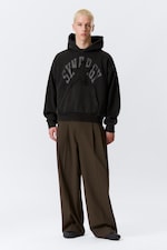 Schwarz - "Synergy" - Quadratischer Graphic-Hoodie mit lockerer Passform - 2