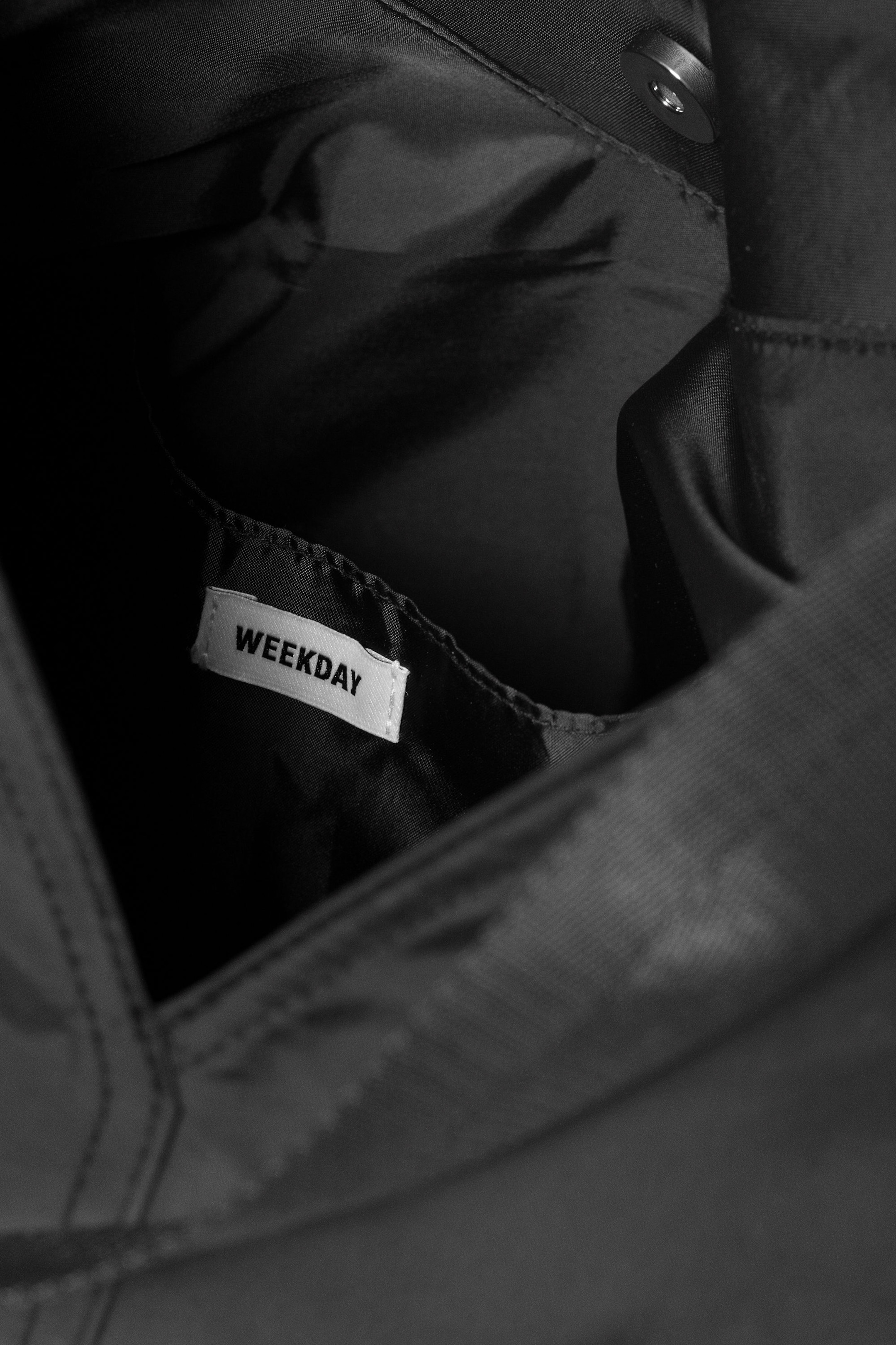 Schwarz - V-förmige Schultertasche aus Nylon - 2