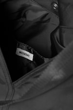 Schwarz - V-förmige Schultertasche aus Nylon - 2