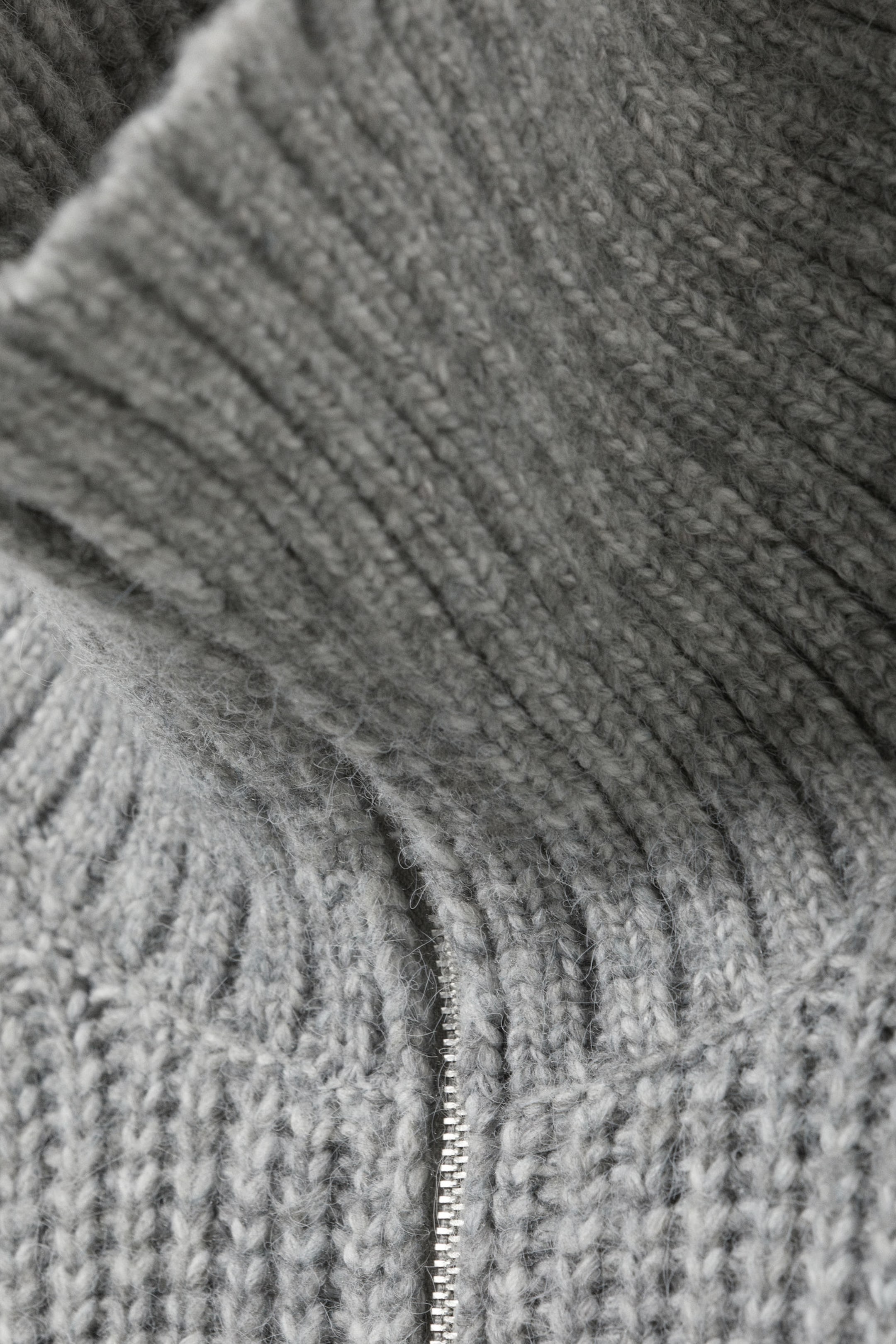 Grau meliert - Rippstrick-Pullover mit Stehkragen und Half-Zip - 4