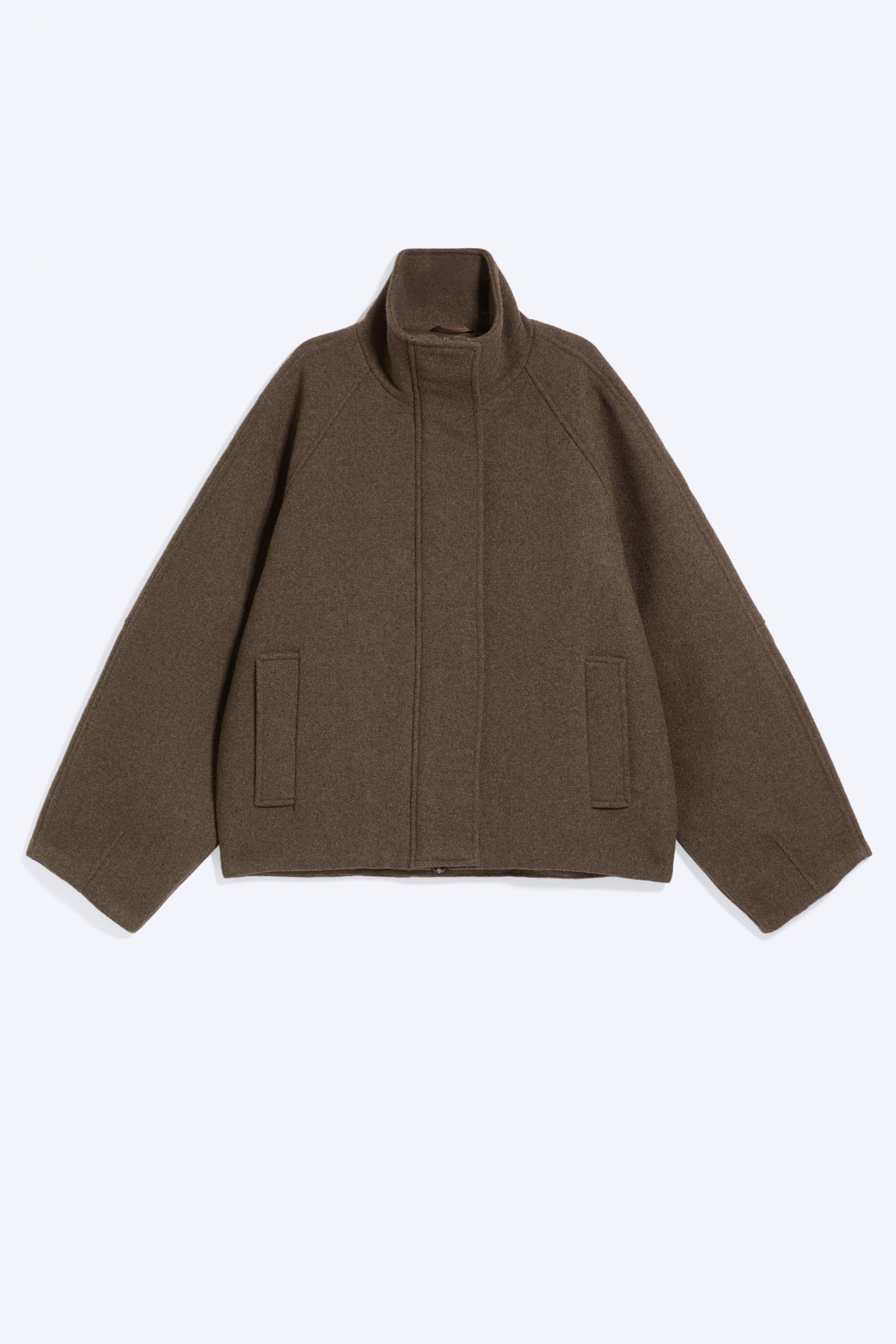 Agrandir l'image: Une veste courte marron est présentée de face, dotée d'un col montant, de larges manches raglan et de deux poches plaquées rectangulaires. Une patte de boutonnage cachée s'étend sur le devant central.