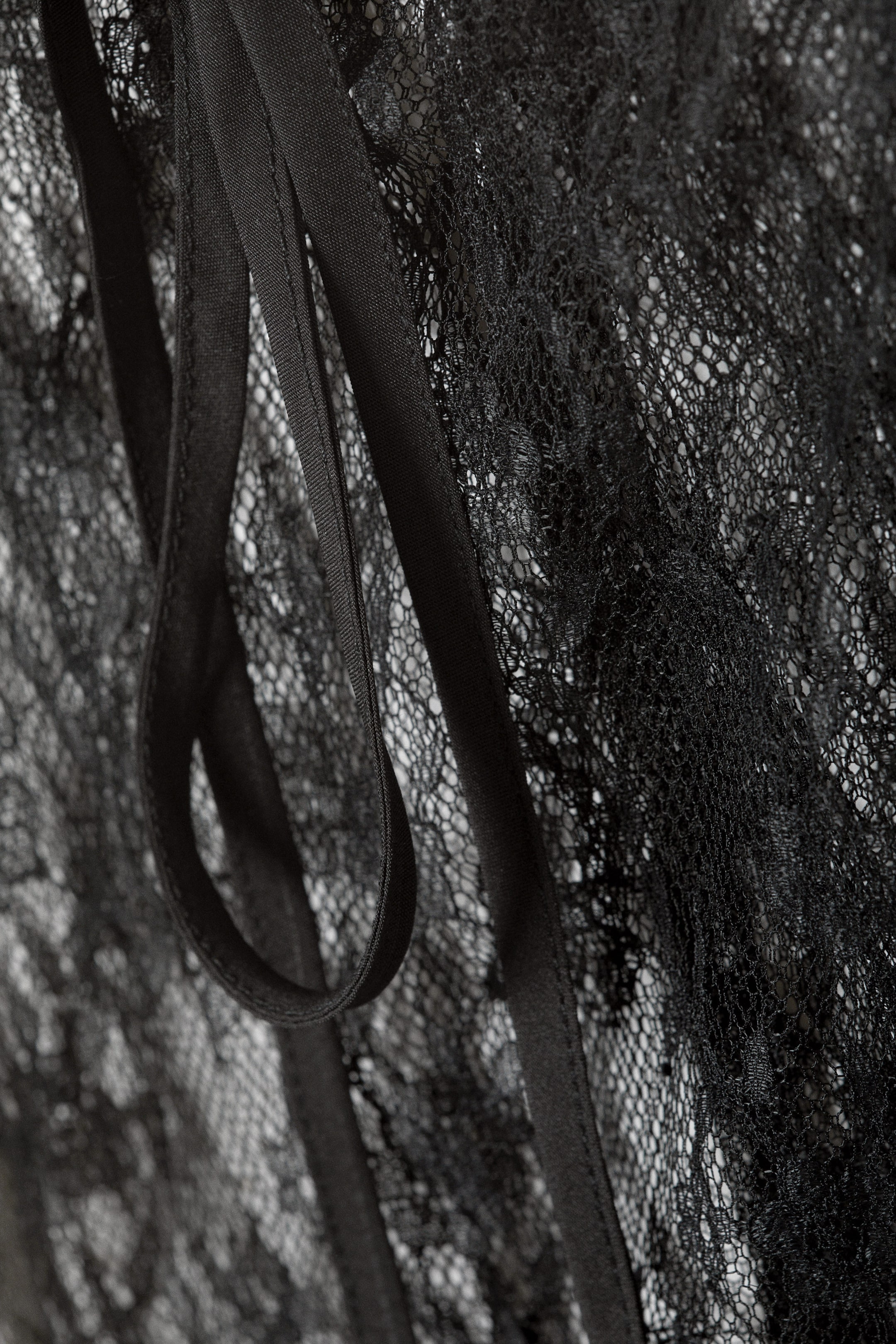 Schwarz - Midi-Wickelrock aus Spitze - 6