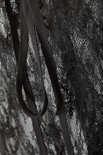 Schwarz - Midi-Wickelrock aus Spitze - 6