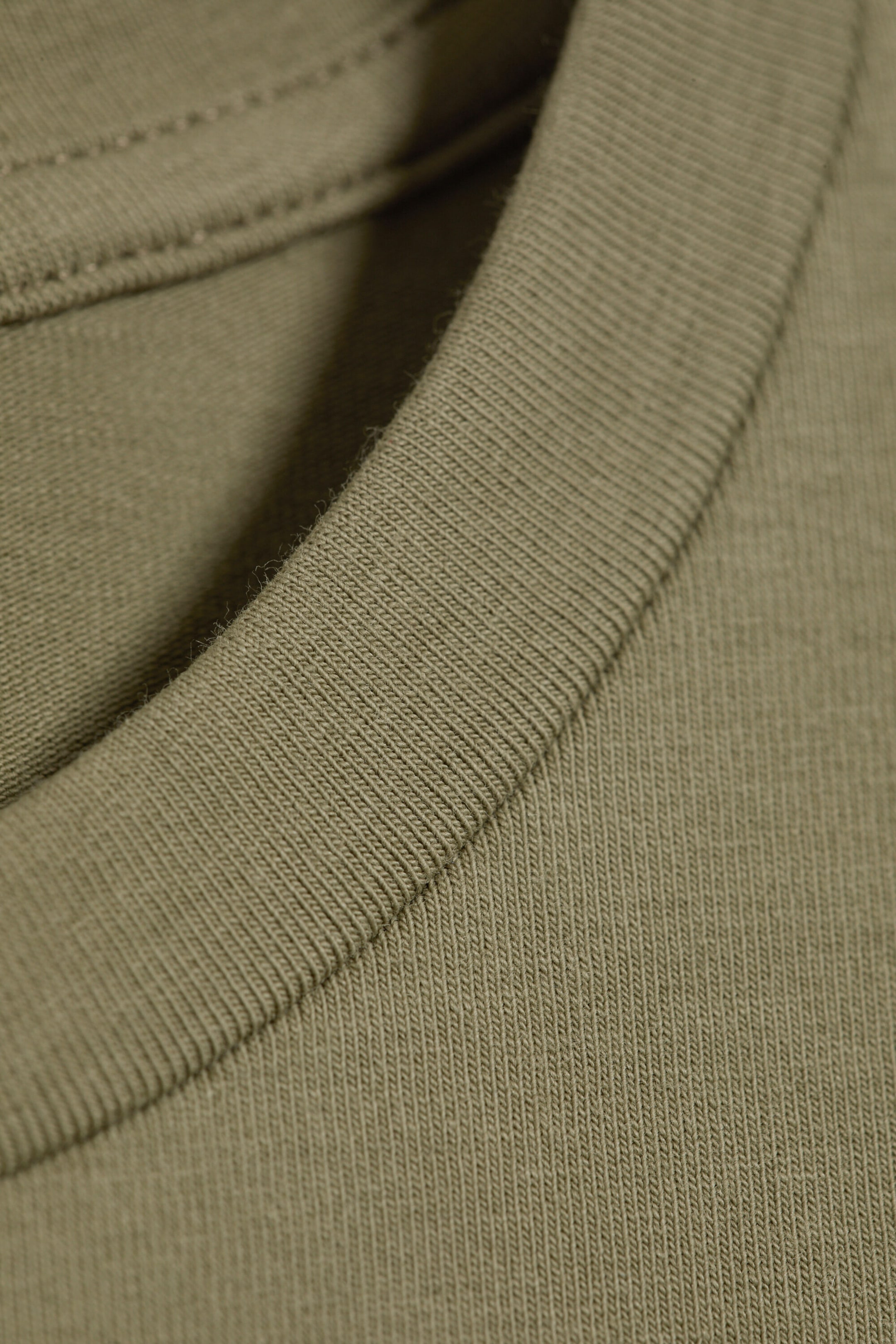 Dimmig Khakigrön - DRAPERAD FIGURNÄRA T-SHIRT - 4