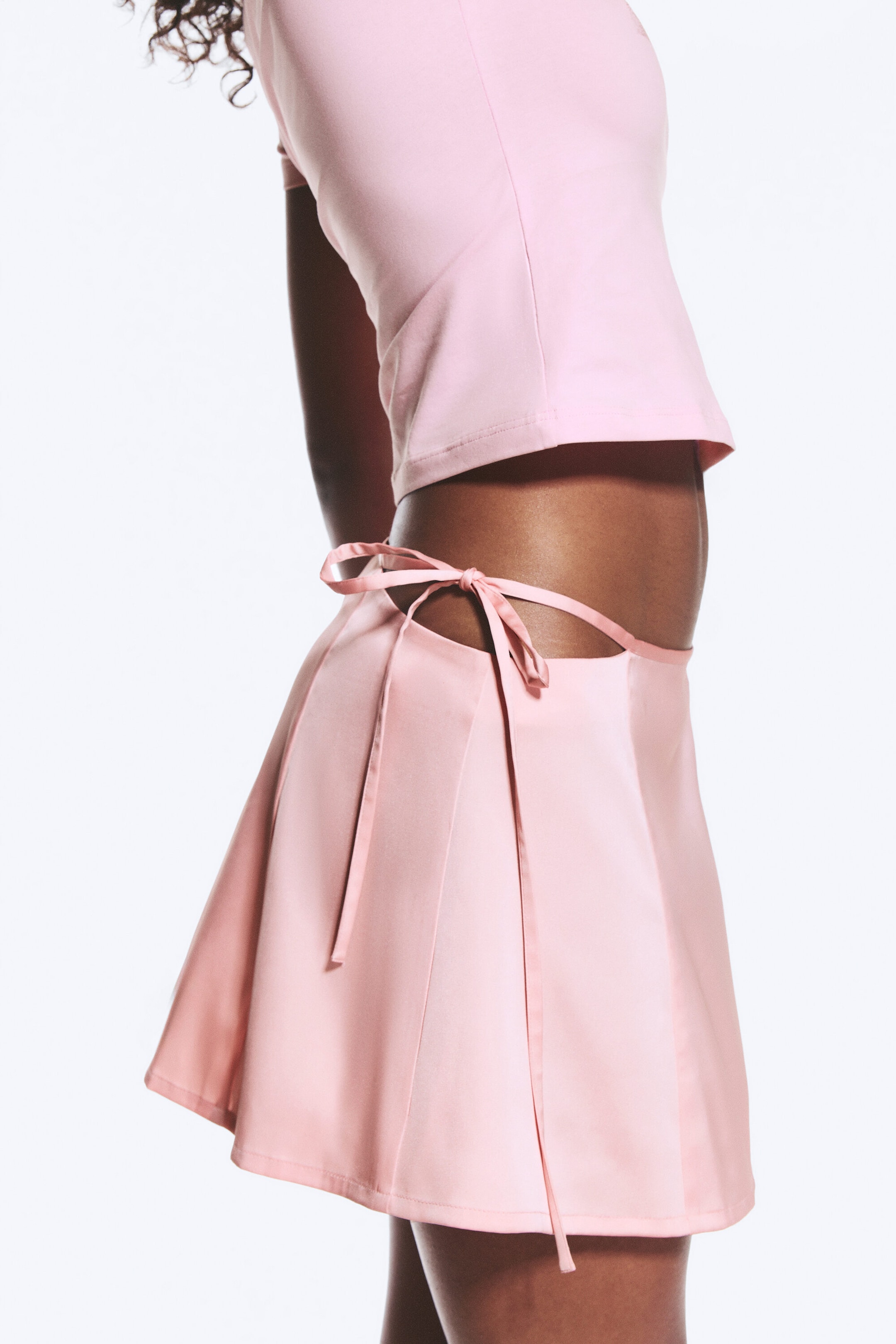 Ljusrosa - Cut-out Minikjol i satin - 2