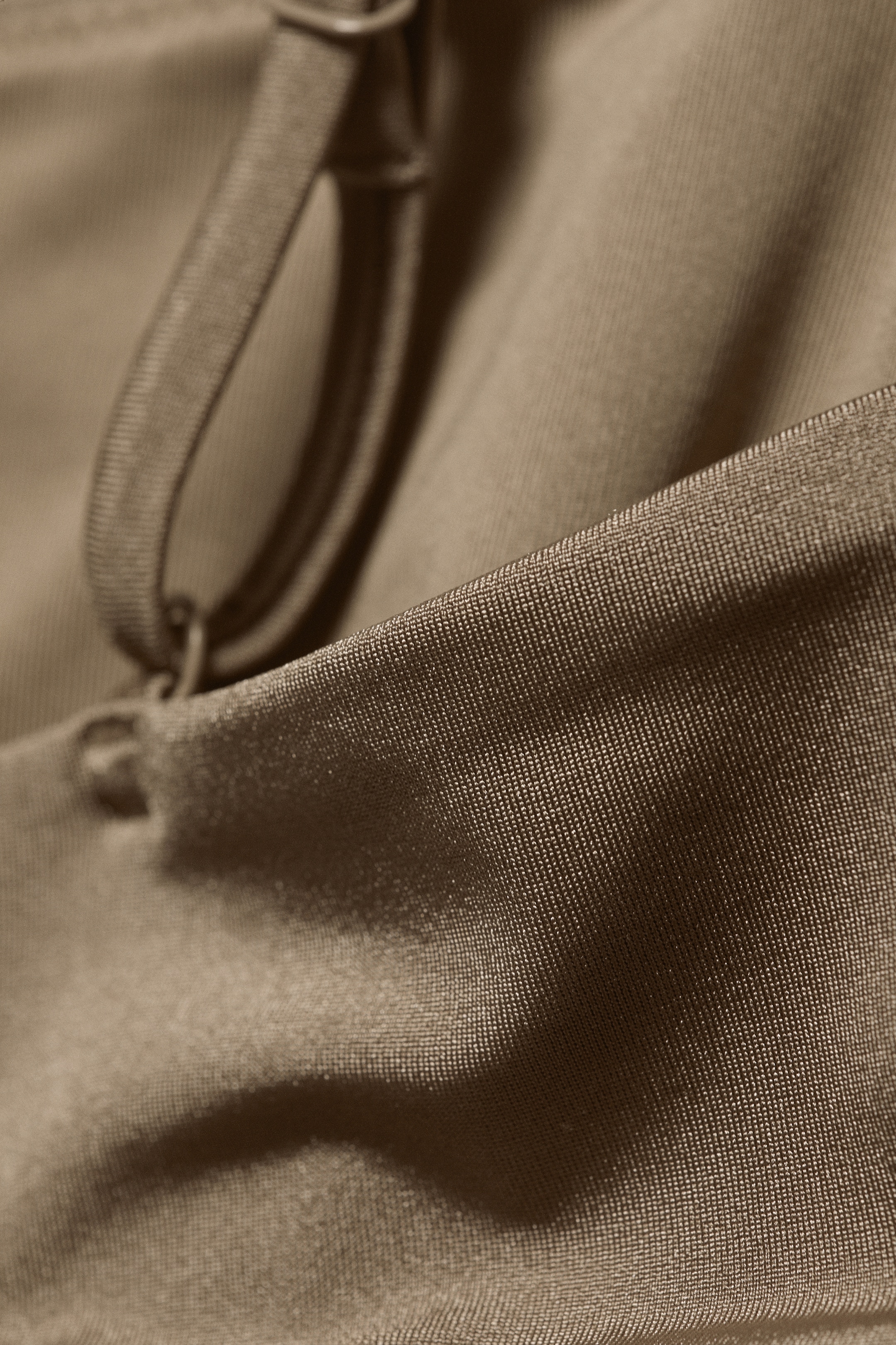 Se større billede: 2-pak bikinitoppe med dyb udskæring - Sort og beige - DAME | H&M DK 8