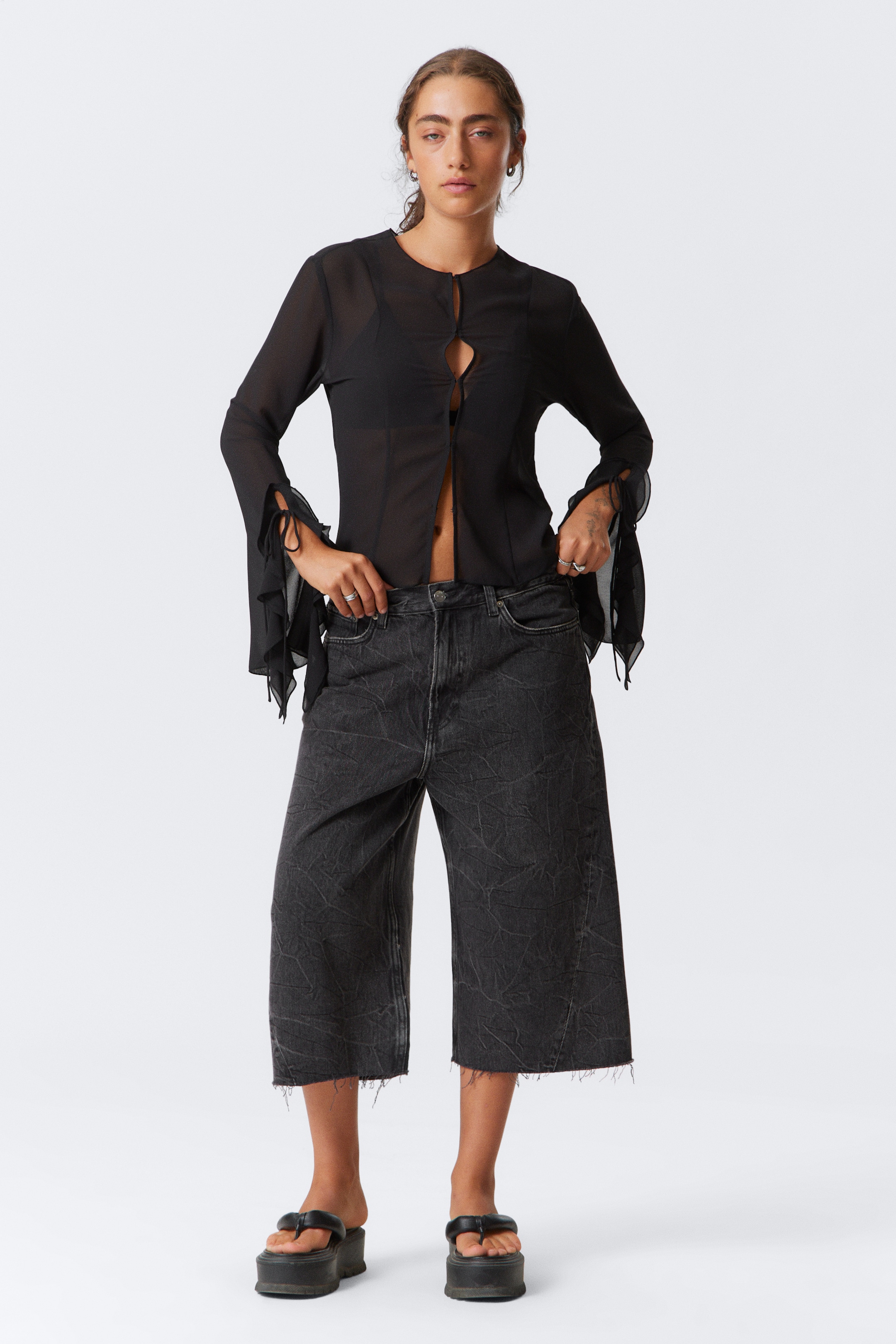 Zobrazit větší obrázek: Frilled Long-Sleeved Blouse - Black - ŽENY | H&M CZ 3