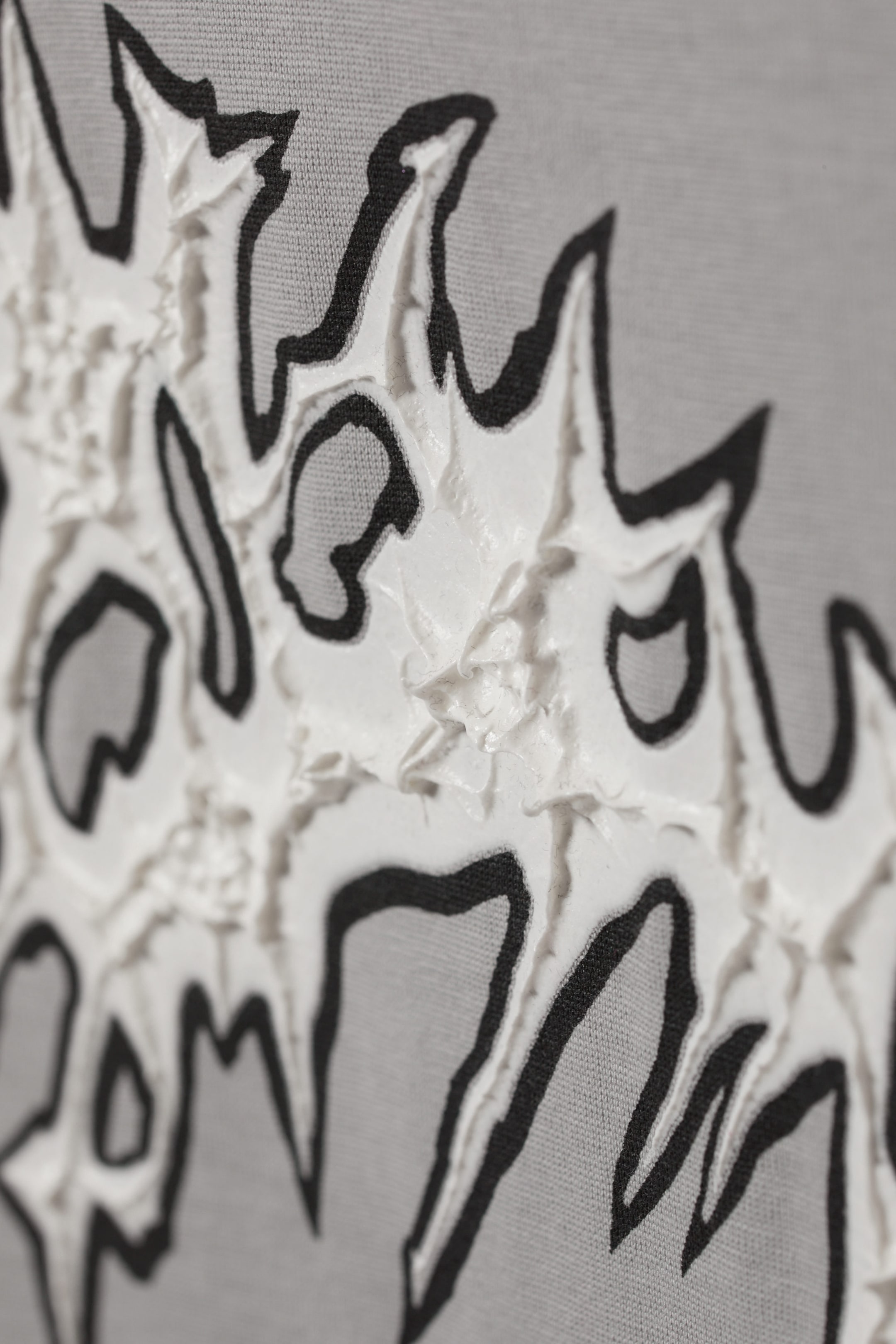 Metallband mit spitzen Nieten - Oversized-T-Shirt mit Grafikprint - 1