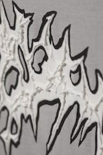 Metallband mit spitzen Nieten - Oversized-T-Shirt mit Grafikprint - 1