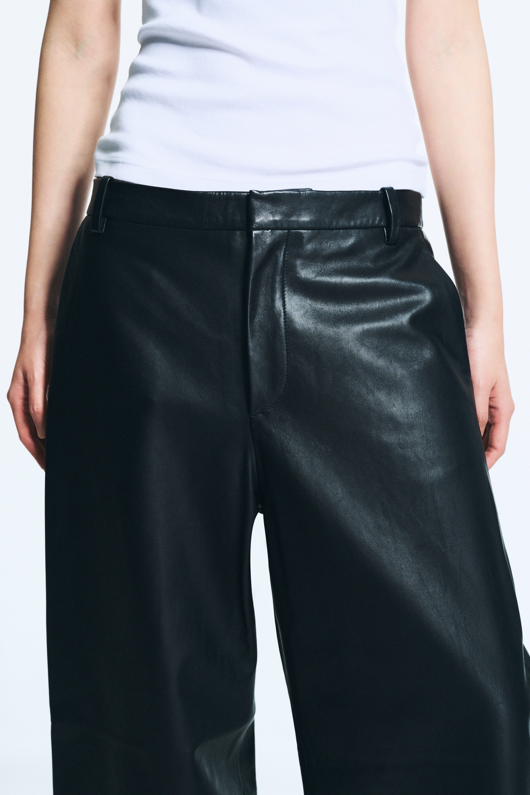 Schwarz - Lederhose mit weitem Bein und niedrigem Bund - 3