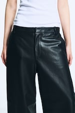Schwarz - Lederhose mit weitem Bein und niedrigem Bund - 3