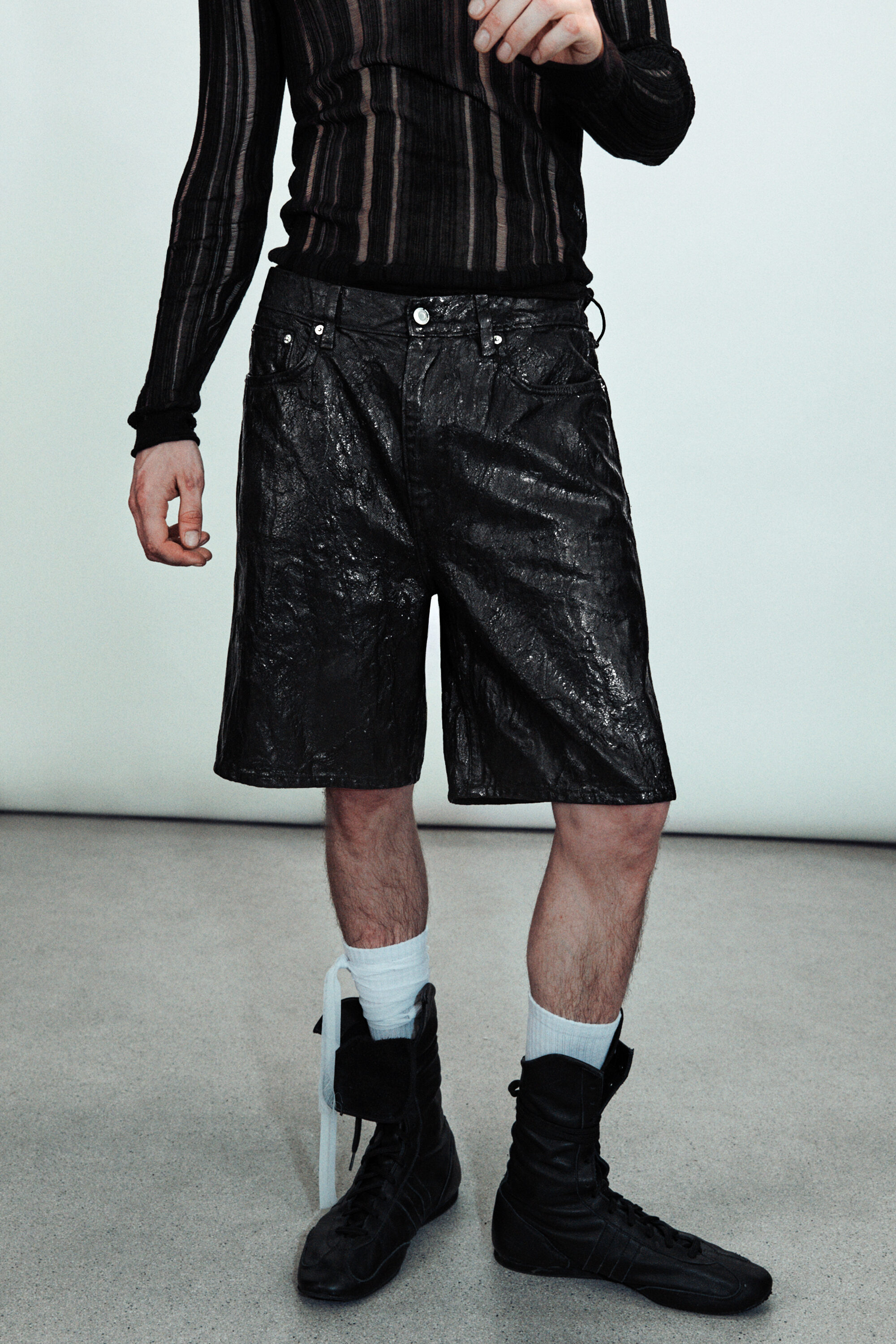 loose low rise coated denim shorts - Black | Weekday WW